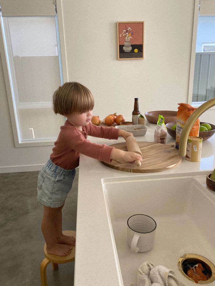 Julias Mom Hacks Facebook ad: The only thing that calms my son down is a screen.