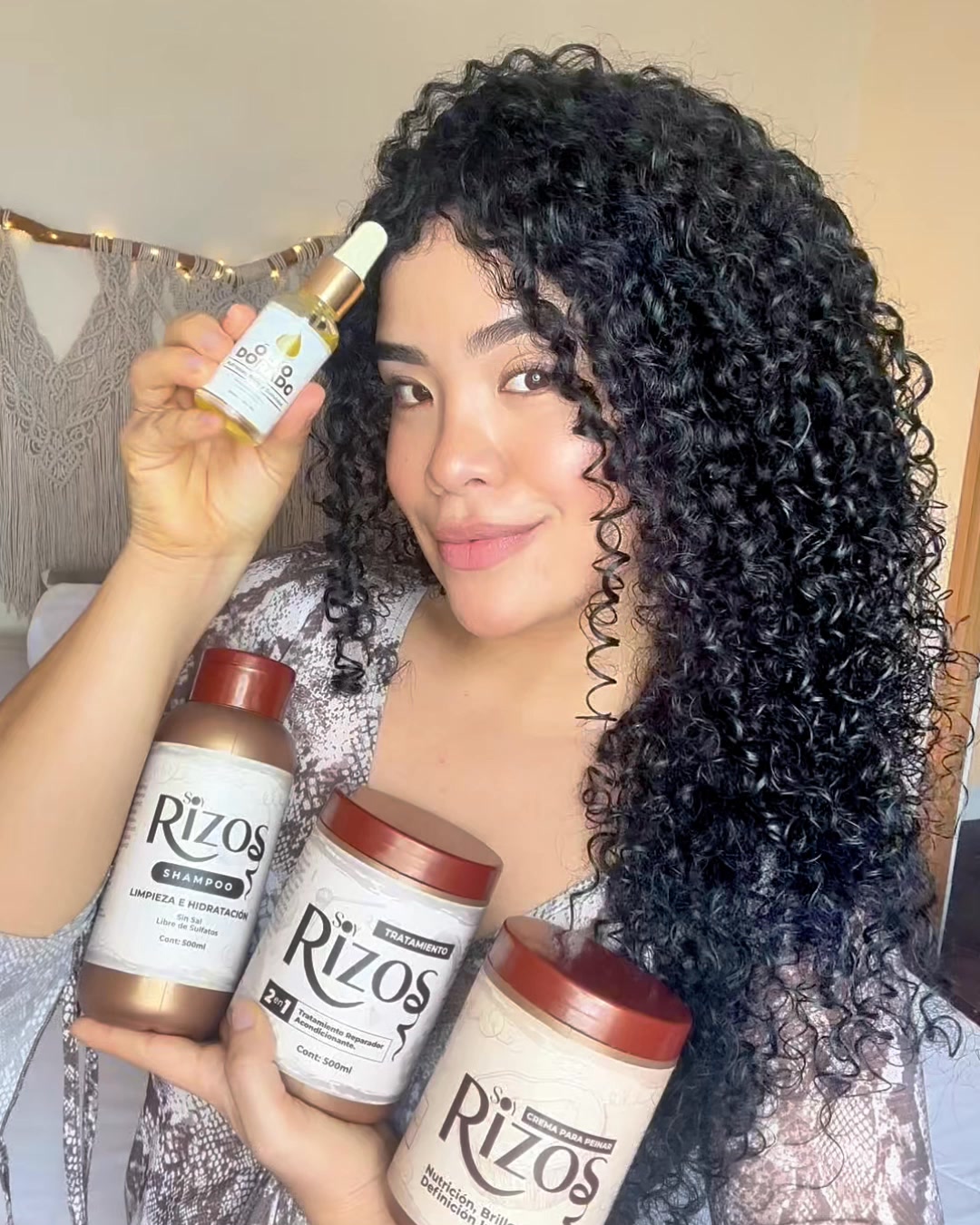 Femme Cosmetics Facebook ad: Chatea con nosotros para más info