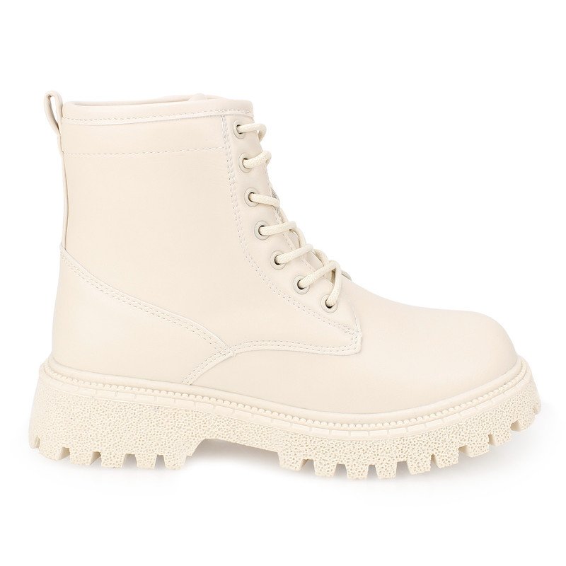 New Walk Shoes Facebook ad: Este Invierno, camina Segura, Cómoda y con Estilo