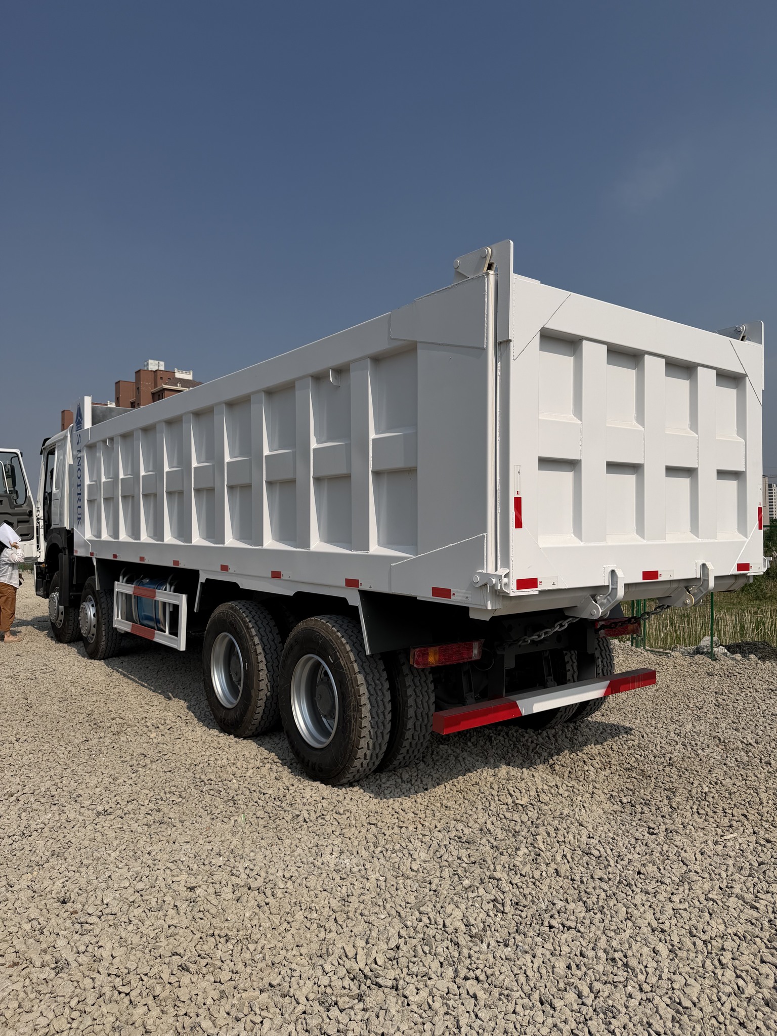 Hefei Liangzhu Machinery Excavation Co., Ltd. Facebook ad: 8x4 Heavy Duty Dump Truck / Tipper Truck