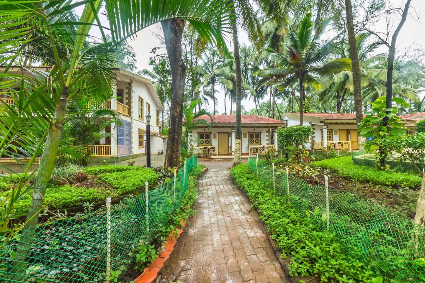 MakeMyTrip Facebook ad: Book premium properties on MakeMyTrip and get up…