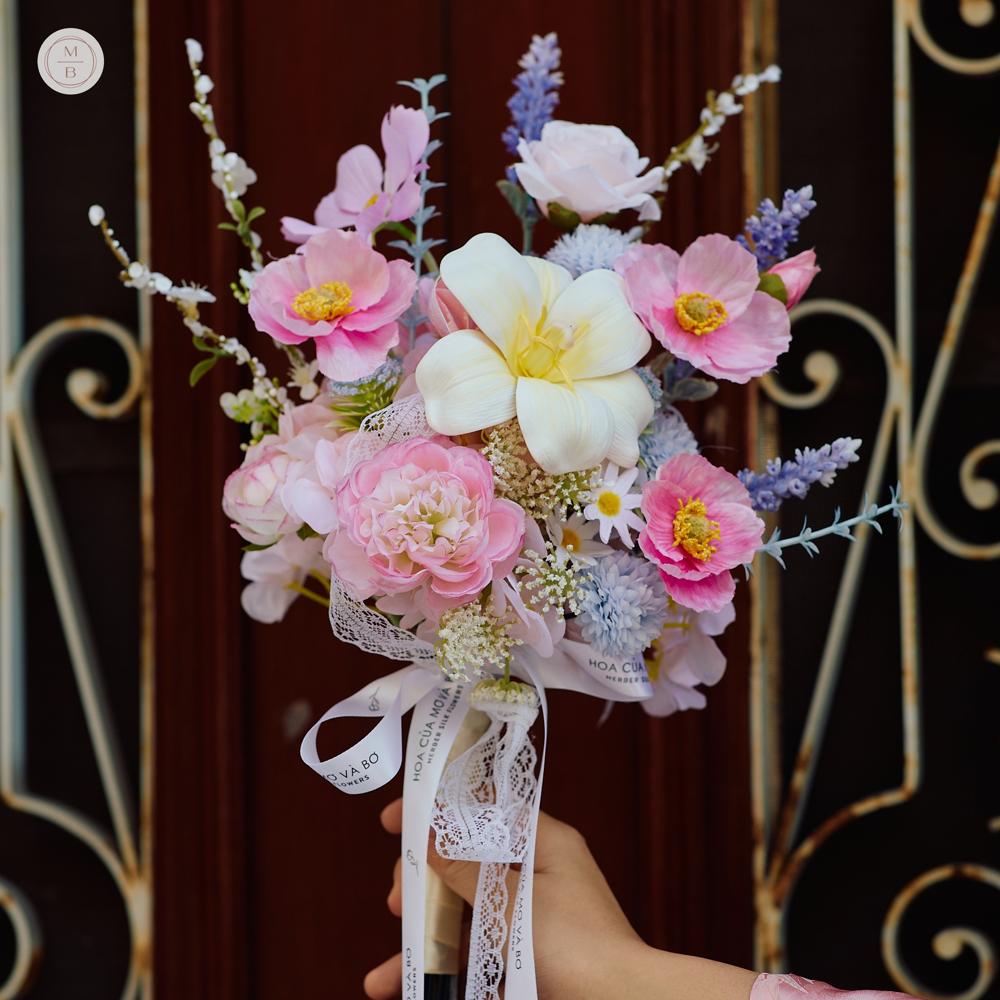Hoa của Mơ và Bơ - Hoa Lụa Thiết Kế Cao Cấp Facebook ad: 𝐒𝐰𝐞𝐞𝐭 𝐁𝐥𝐨𝐨𝐦, 𝐁𝐒𝐓 𝐡𝐨𝐚 𝐜𝐮̛𝐨̛́𝐢 𝐥𝐮̣𝐚…