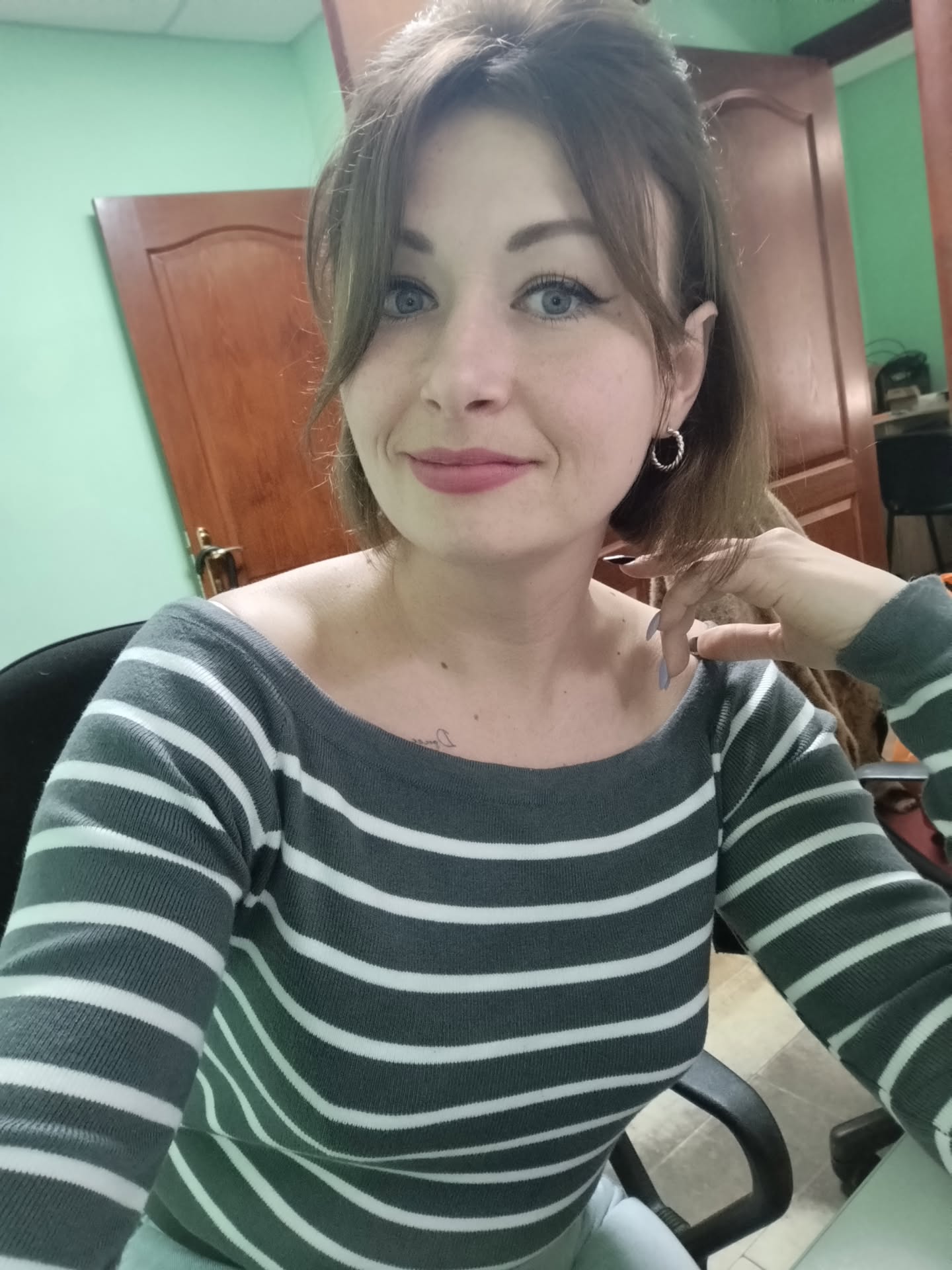 Lovingmatch Facebook ad: She's Online Right Now, And She Wants to Chat With You