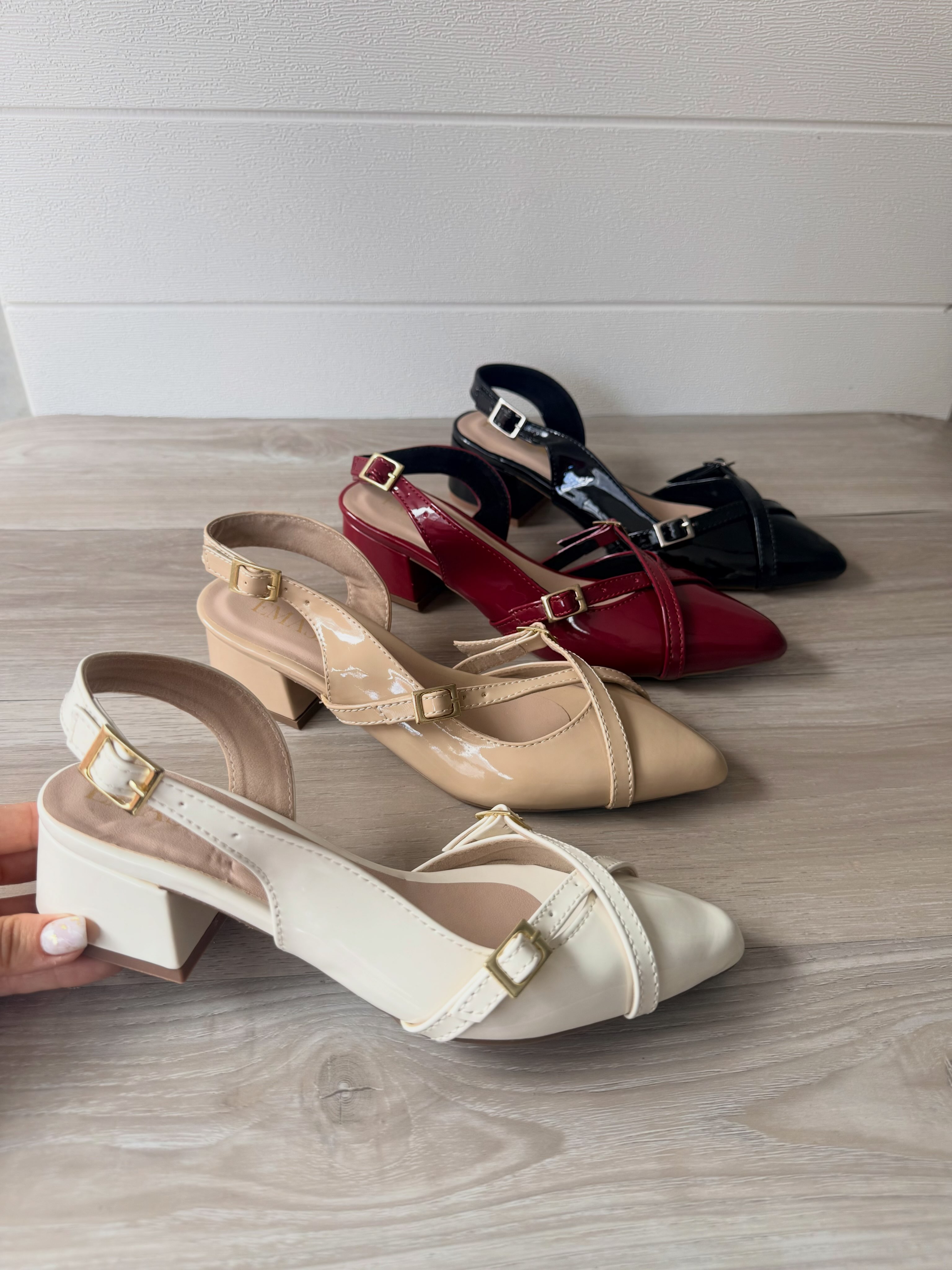 Emashop Facebook ad: Los stilettos tienen la magia de transformar por…