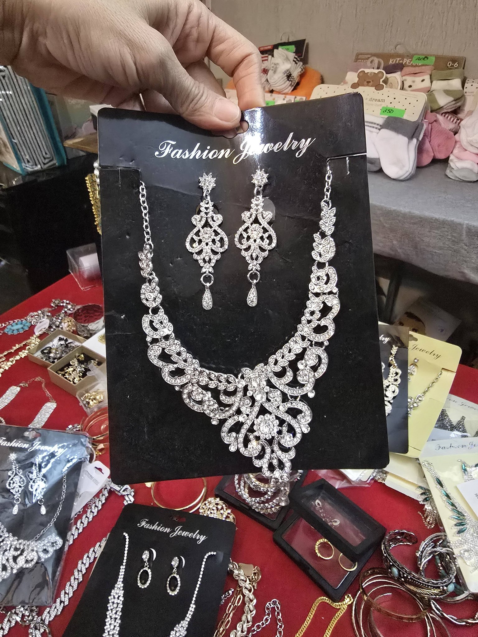 Bazar Todo Para Tu Hogar Facebook ad: Variedad de anillos y juego de collar con…