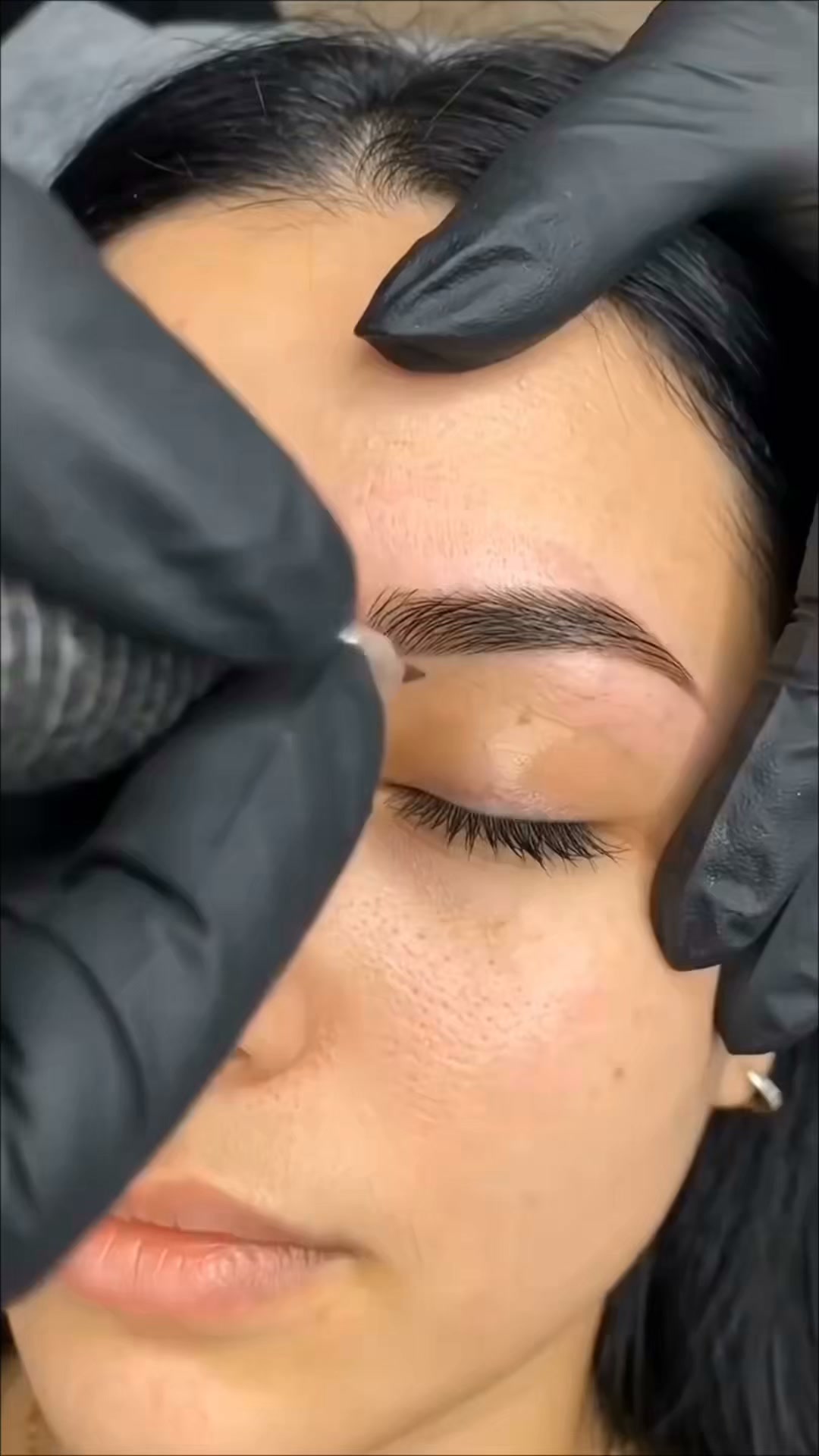 MIDAS Facebook ad: ¡Cejas perfectas diseñadas matemáticamente para ti!