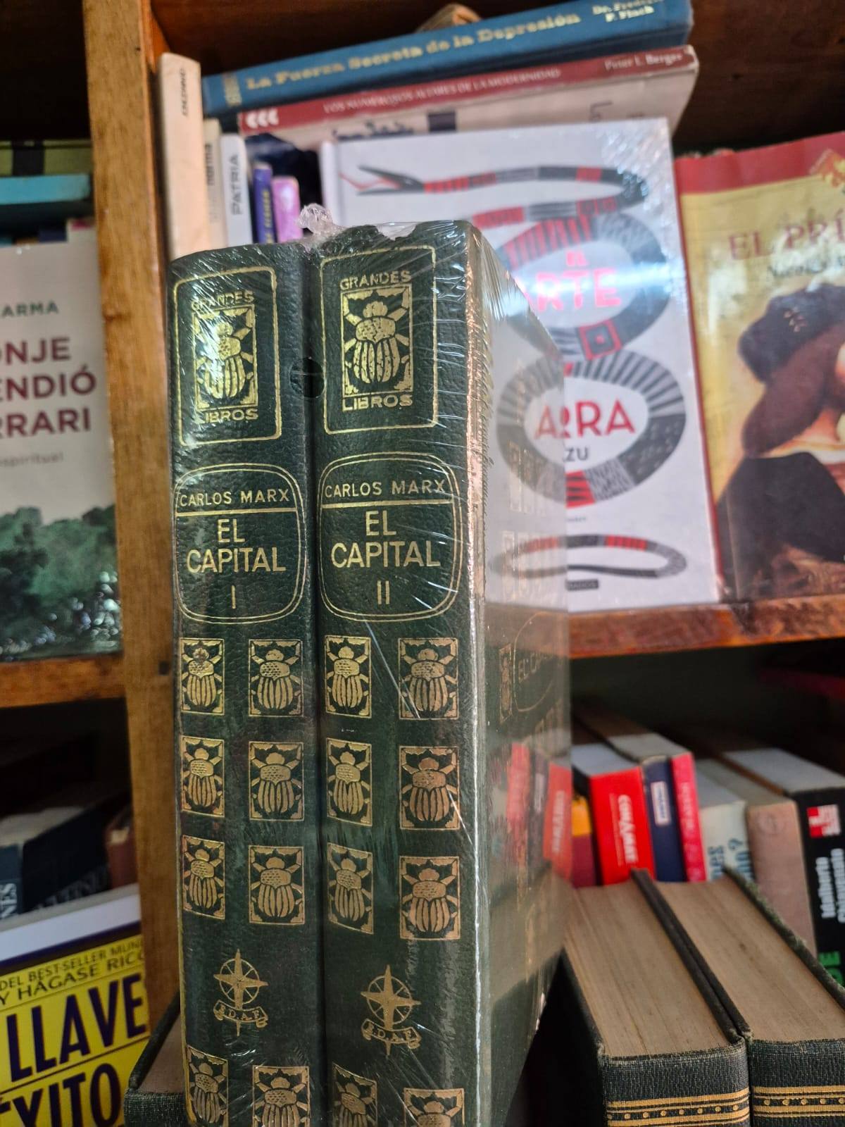 Librería El Nazareno Facebook ad: ¡Descubre, tu próxima aventura!