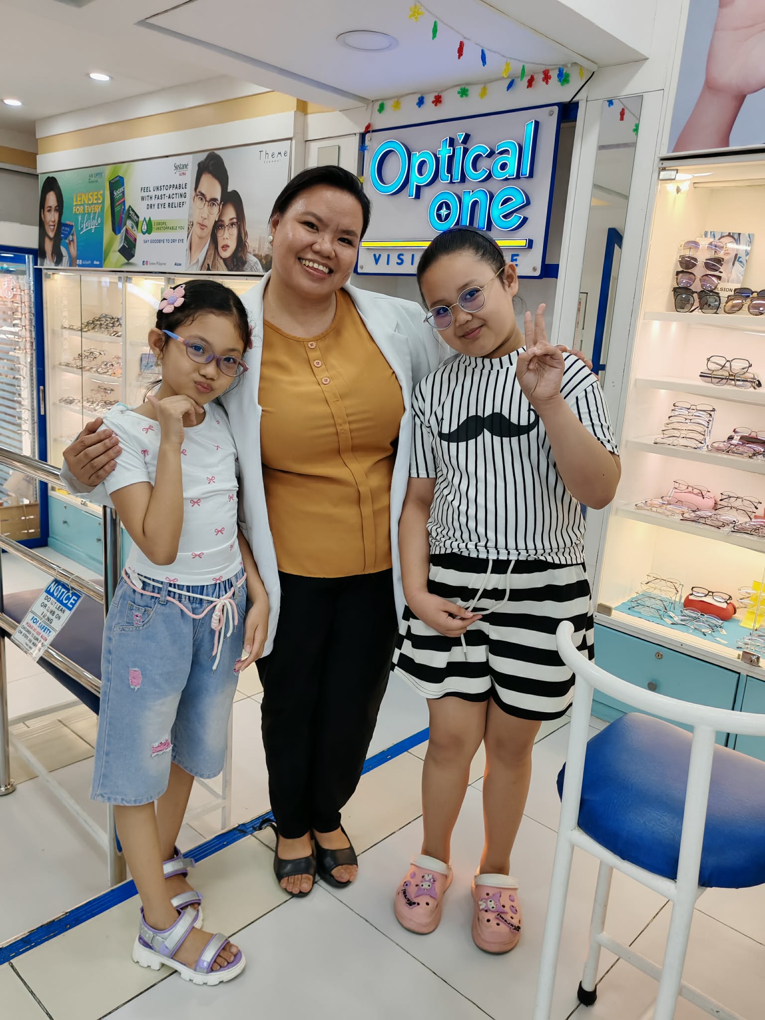 Optical One Visioncare - BF Parañaque Facebook ad: 𝐓𝐇𝐄 𝐄𝐘𝐄𝐒 𝐎𝐅 𝐁𝐅 𝐇𝐎𝐌𝐄𝐒 𝐏𝐀𝐑𝐀𝐍𝐀𝐐𝐔𝐄…
