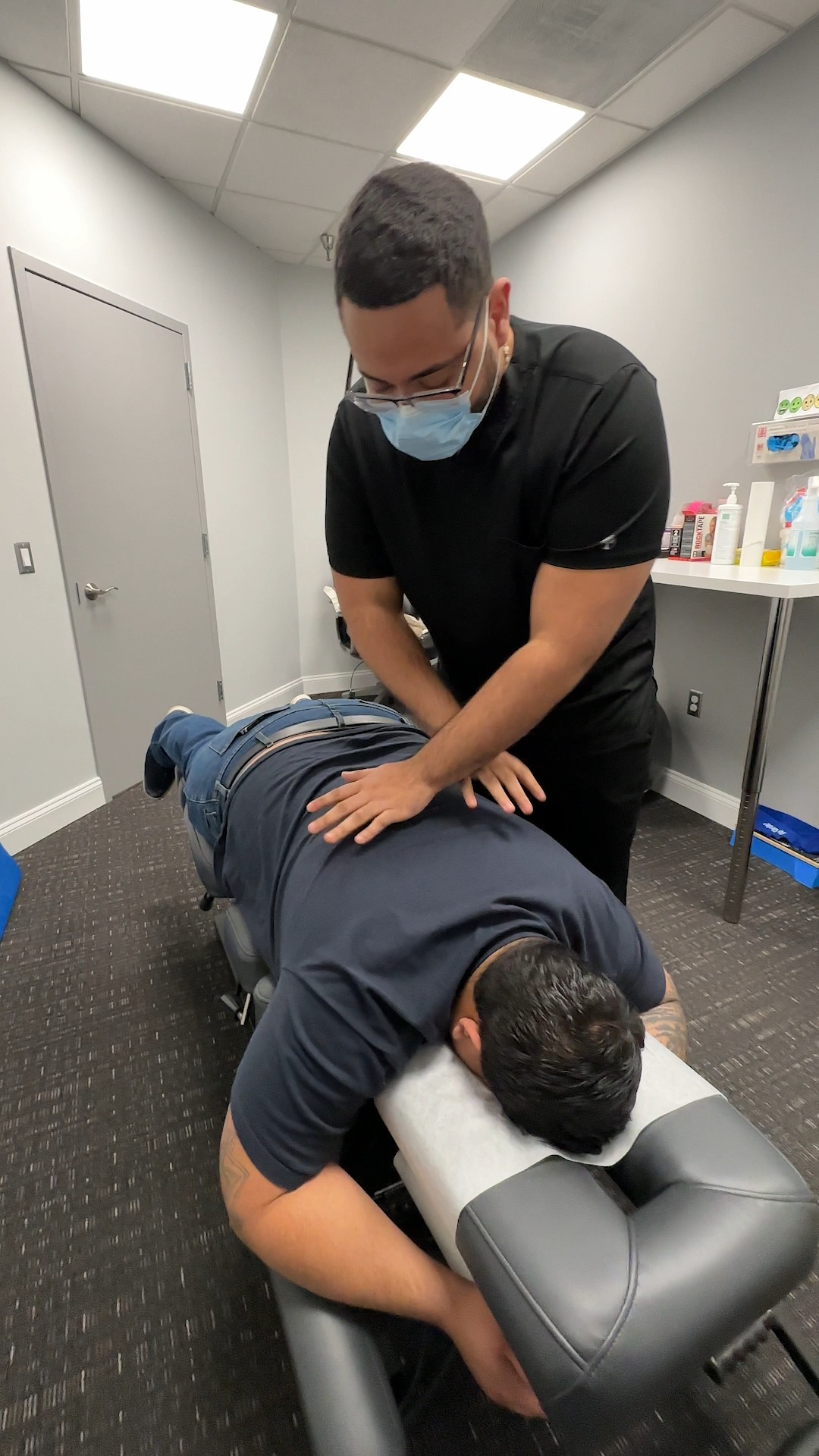 AmeriWell Facebook ad: ¿Sufres de dolor de espalda?