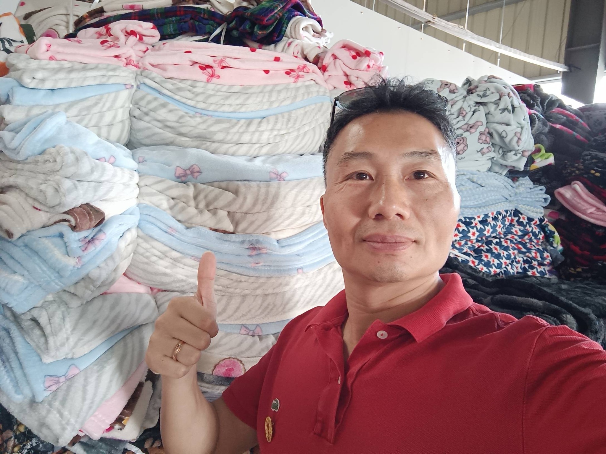 Golden Holding premium home textiles stock - China first quality exporter Facebook ad: good blanket 125x150cm usd0.99