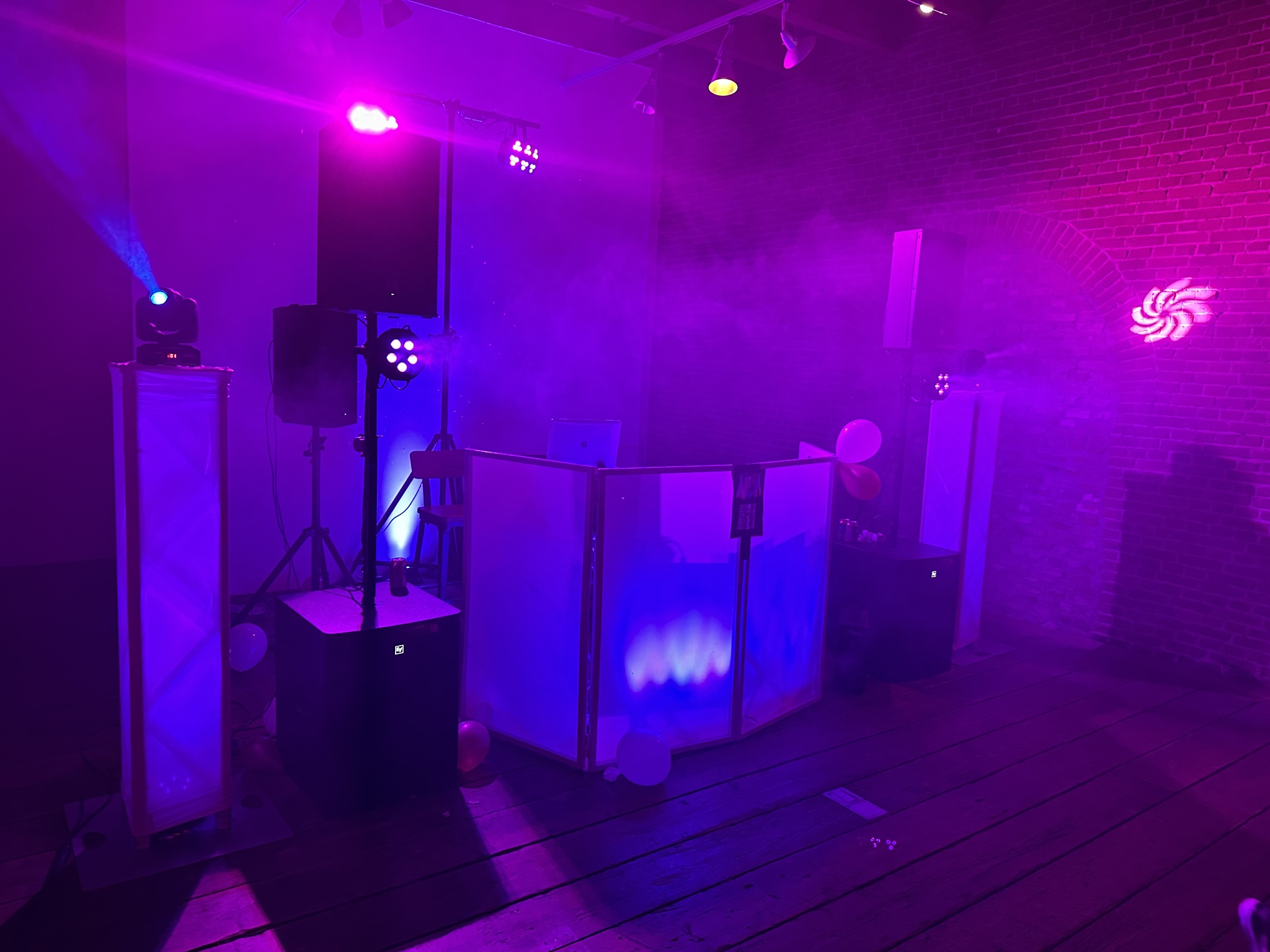 Shake Loose Entertainment Facebook ad: Shake Loose Entertainment zet gegarandeerd een feestje neer…