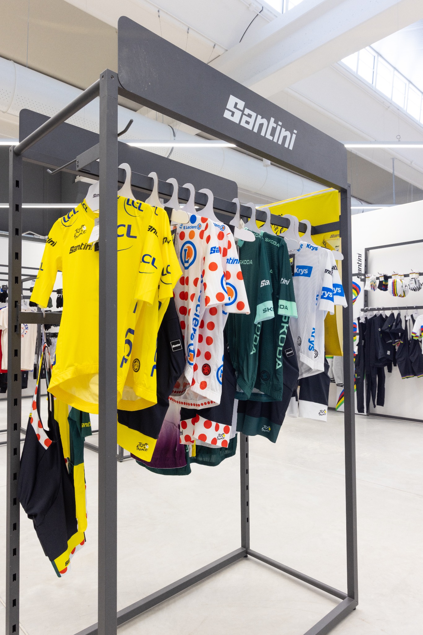 Santini Store - Como Facebook ad: Nuova Apertura! Santini Store a COMO, all'interno di…