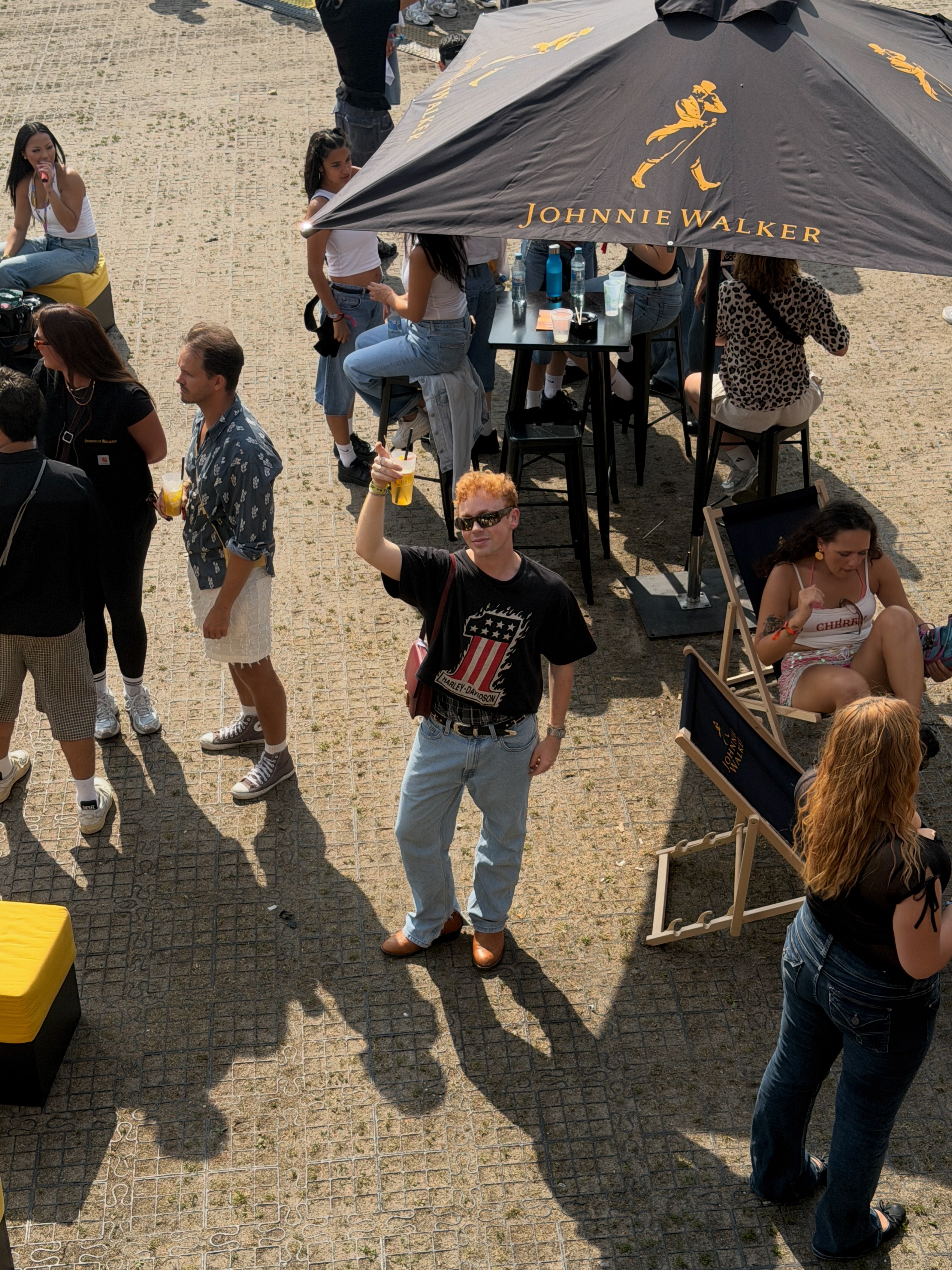 Johnnie Walker Facebook ad: anzeige - kicking boots, dancing the day away…