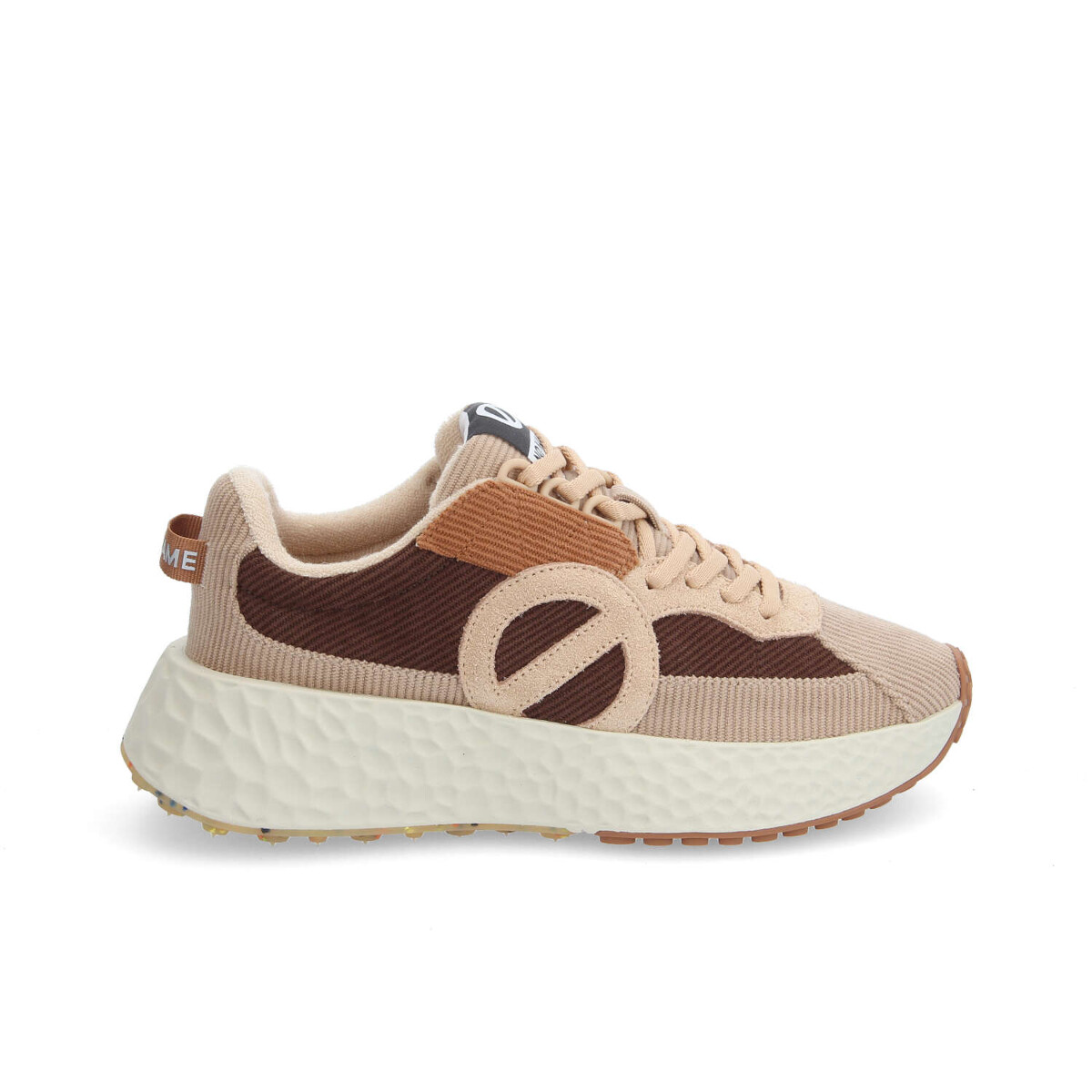 L'îlot chaussures Facebook ad: baskets No Name