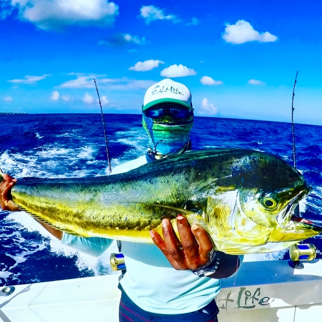 Captain Action Charters Facebook ad: ¡Vive Roatán como nunca antes con Captain Action…