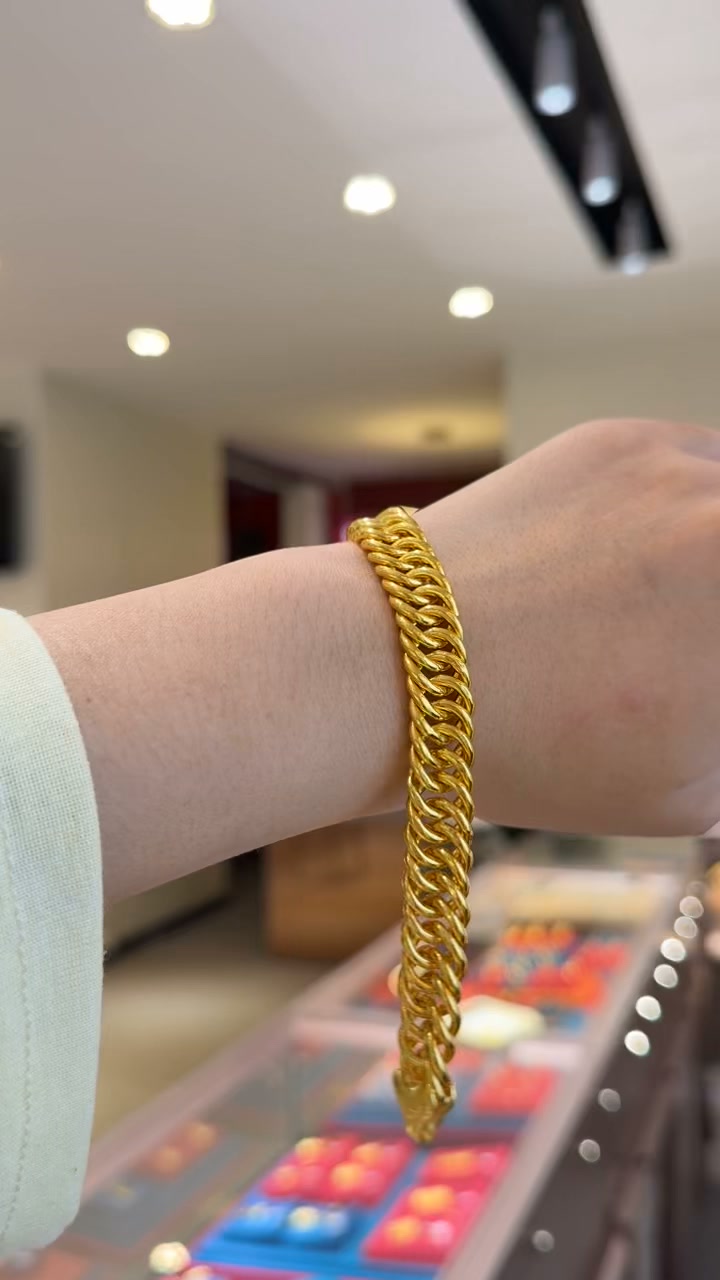 Luxe In Gold & Silver Facebook ad: Join our jewelry community and receive a special gift-a…