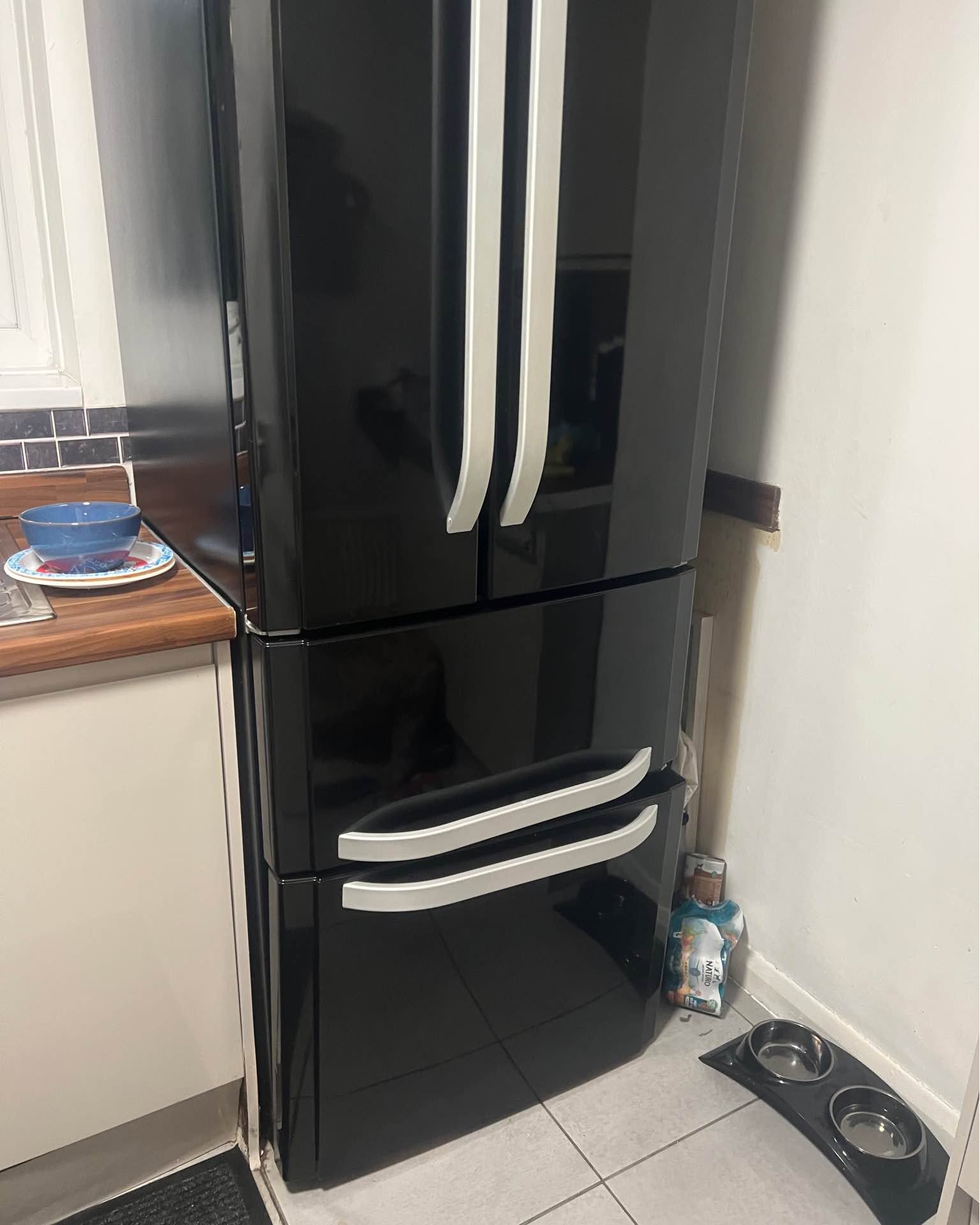 Nicola Jones Facebook ad: HOTPOINT fridge freezer ‘delivery available’