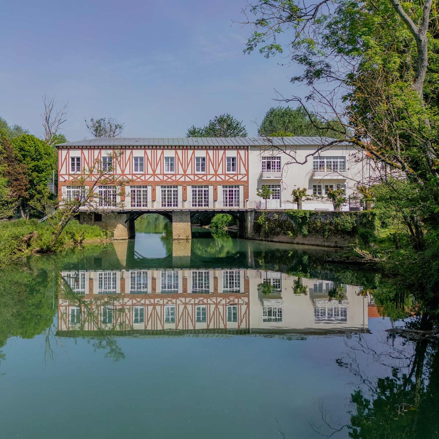 Le Moulin Facebook ad: Le Moulin, un restaurant et un bar sur…