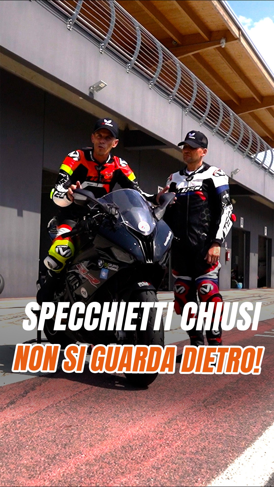 MTech Racing Apparel Facebook ad: Guardare dietro in pista?