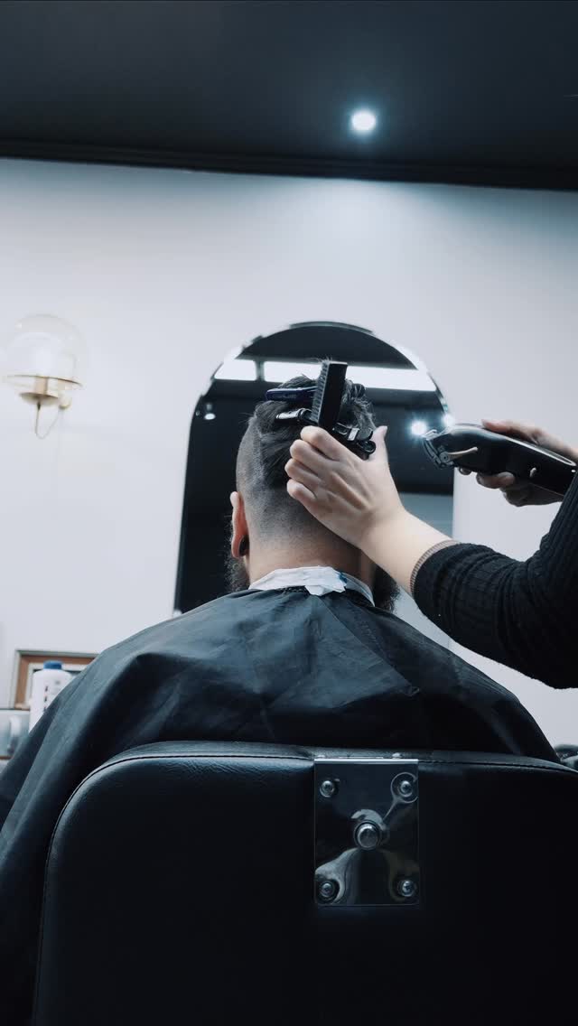 Bear men studio Facebook ad: ¡Ya llegó el momento de renovar tu look!