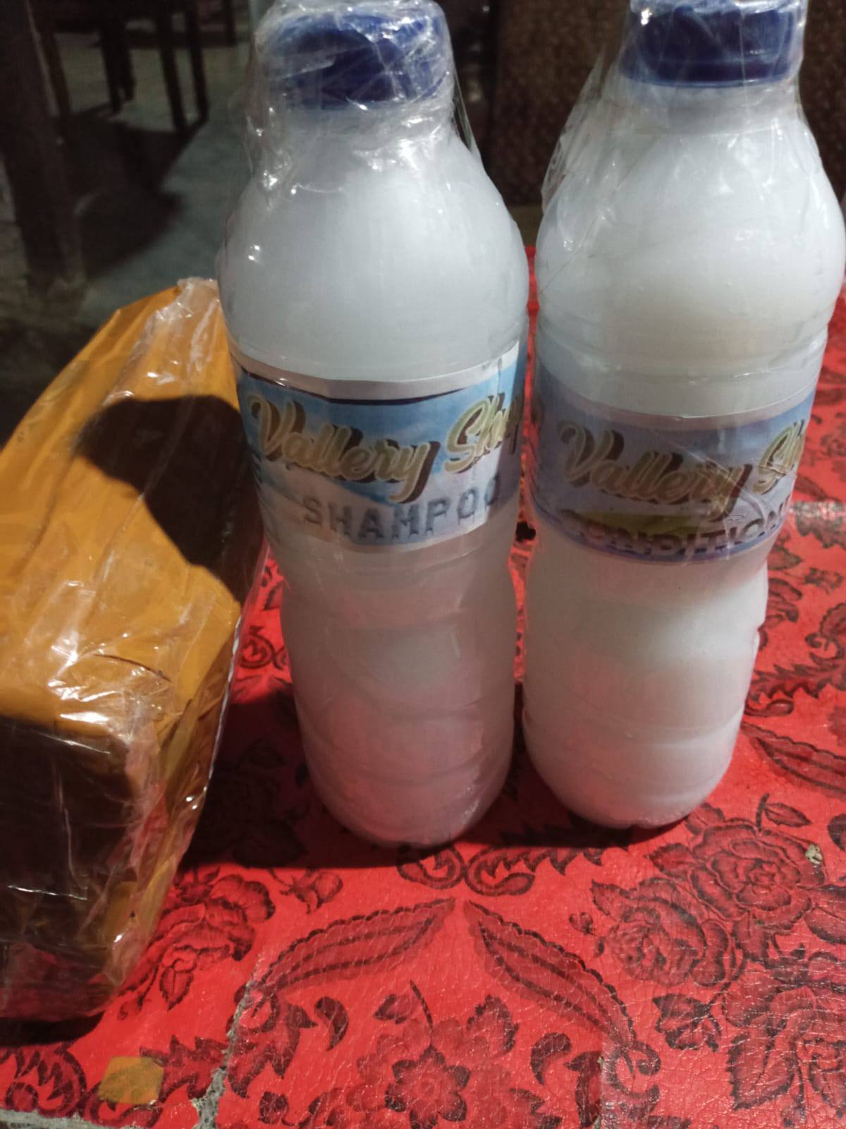 Vallery shop Facebook ad: Tersedia