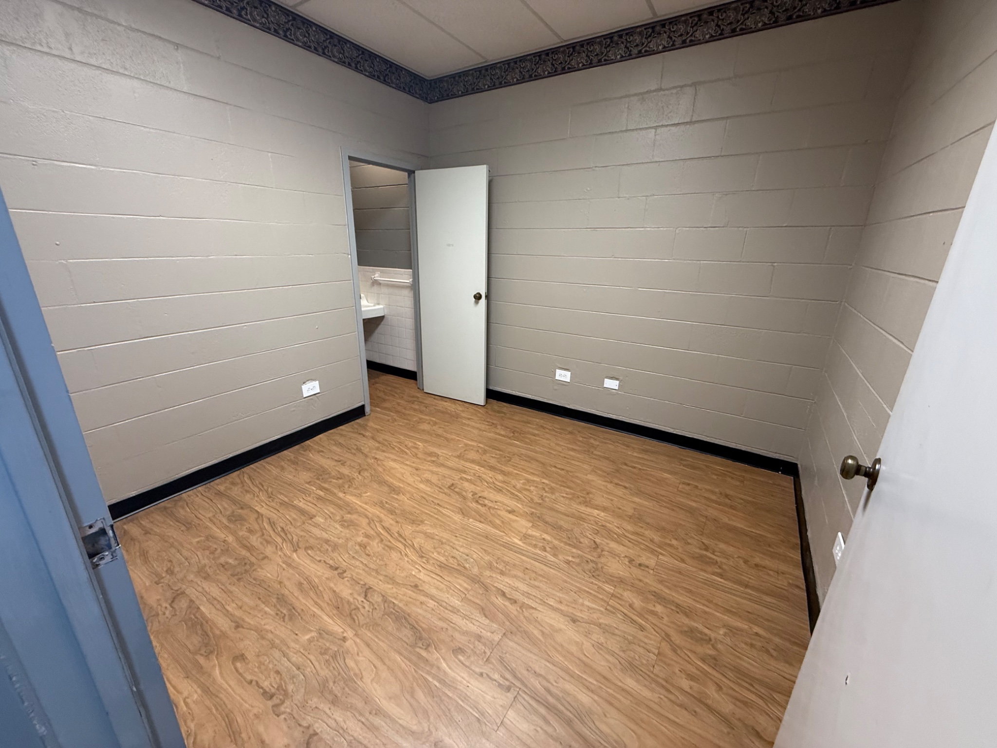 Diego Kirsch Facebook ad: 110 sqft Commercial office / Business suite. with restroom…