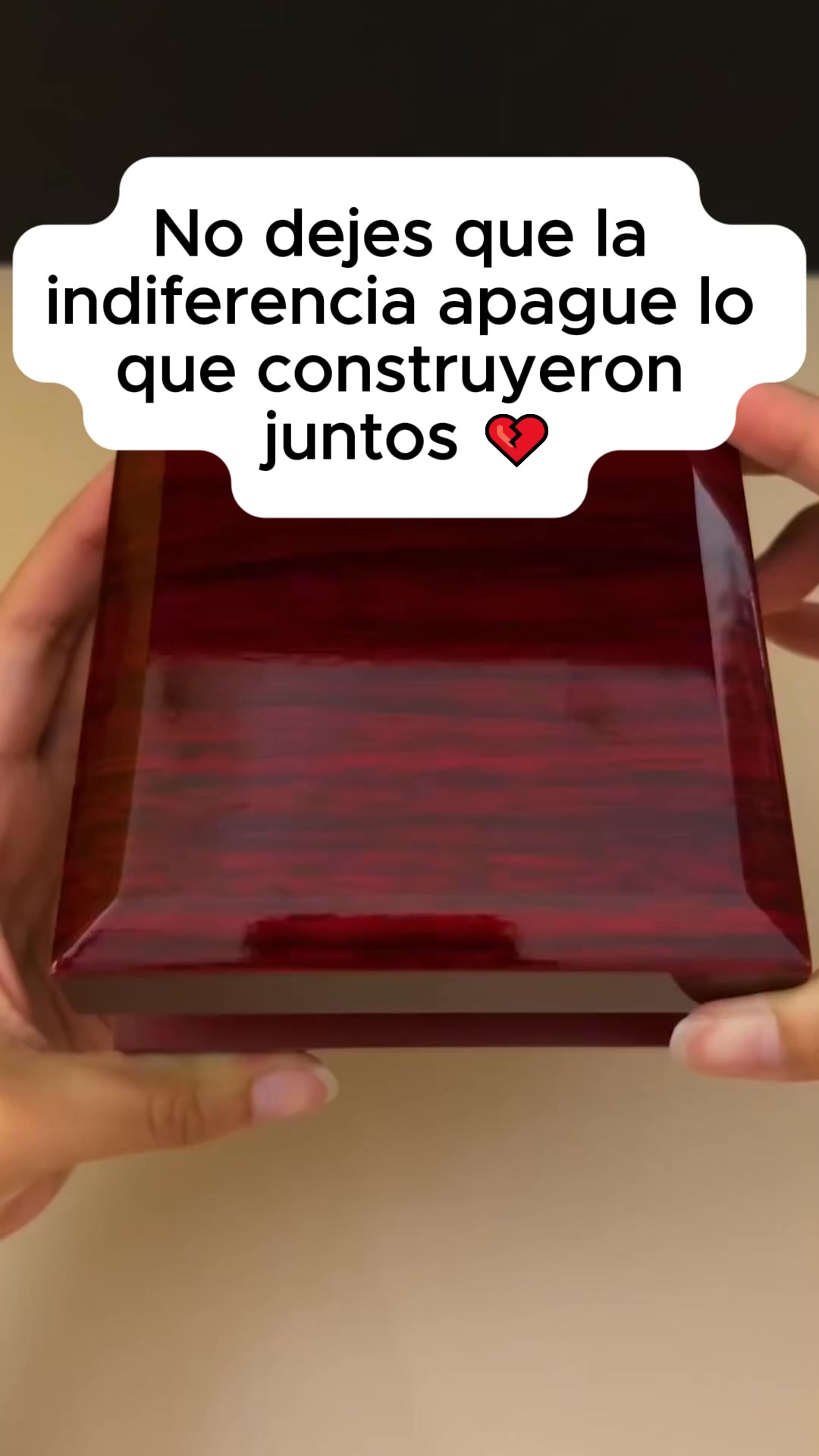 Personalized Jewelry Facebook ad: Si tu esposa se ha estado alejando últimamente……