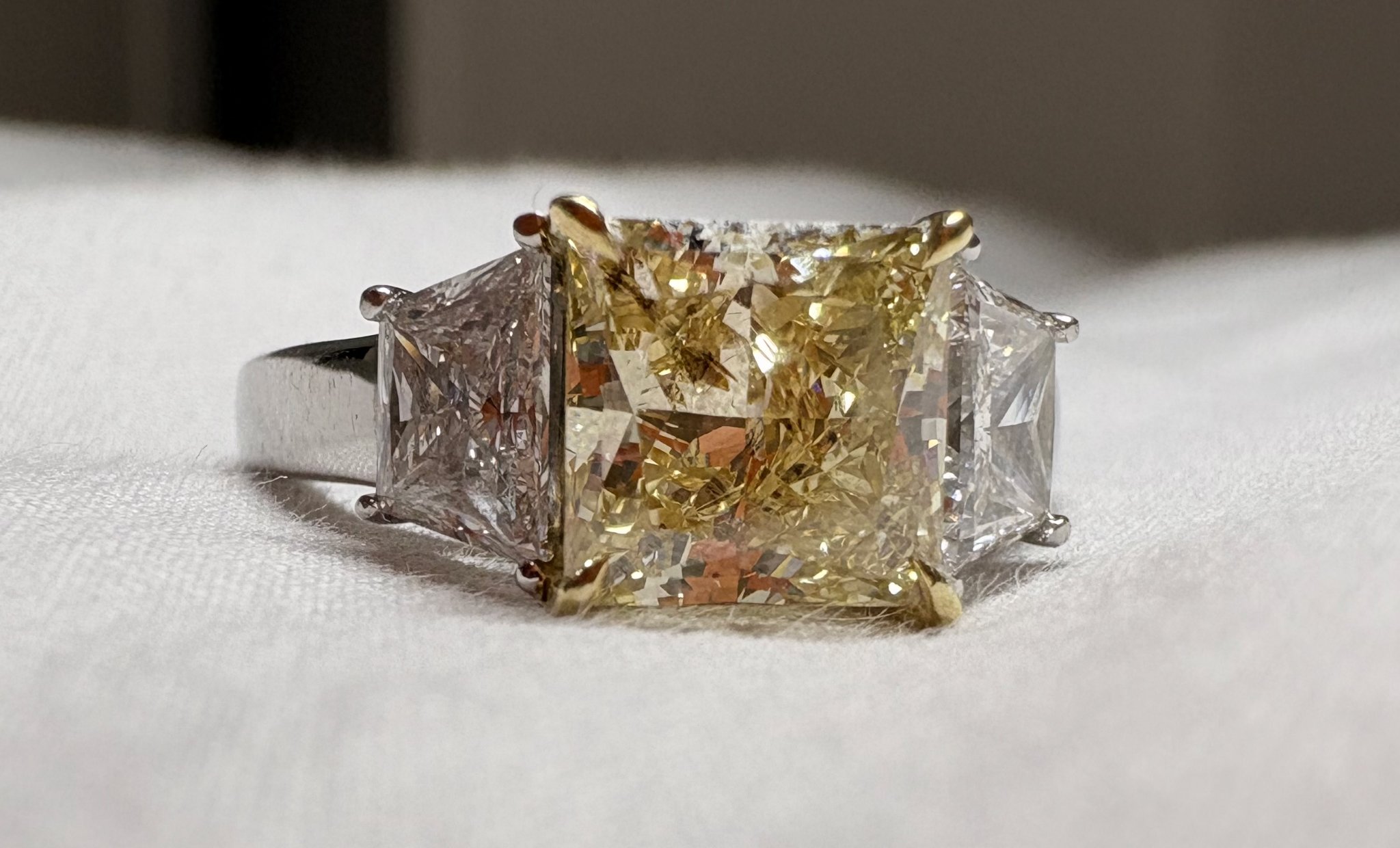 Alex Chizhik Facebook ad: 2.14ct Fancy Intense Yellow Diamond Engagement Ring (3.07…