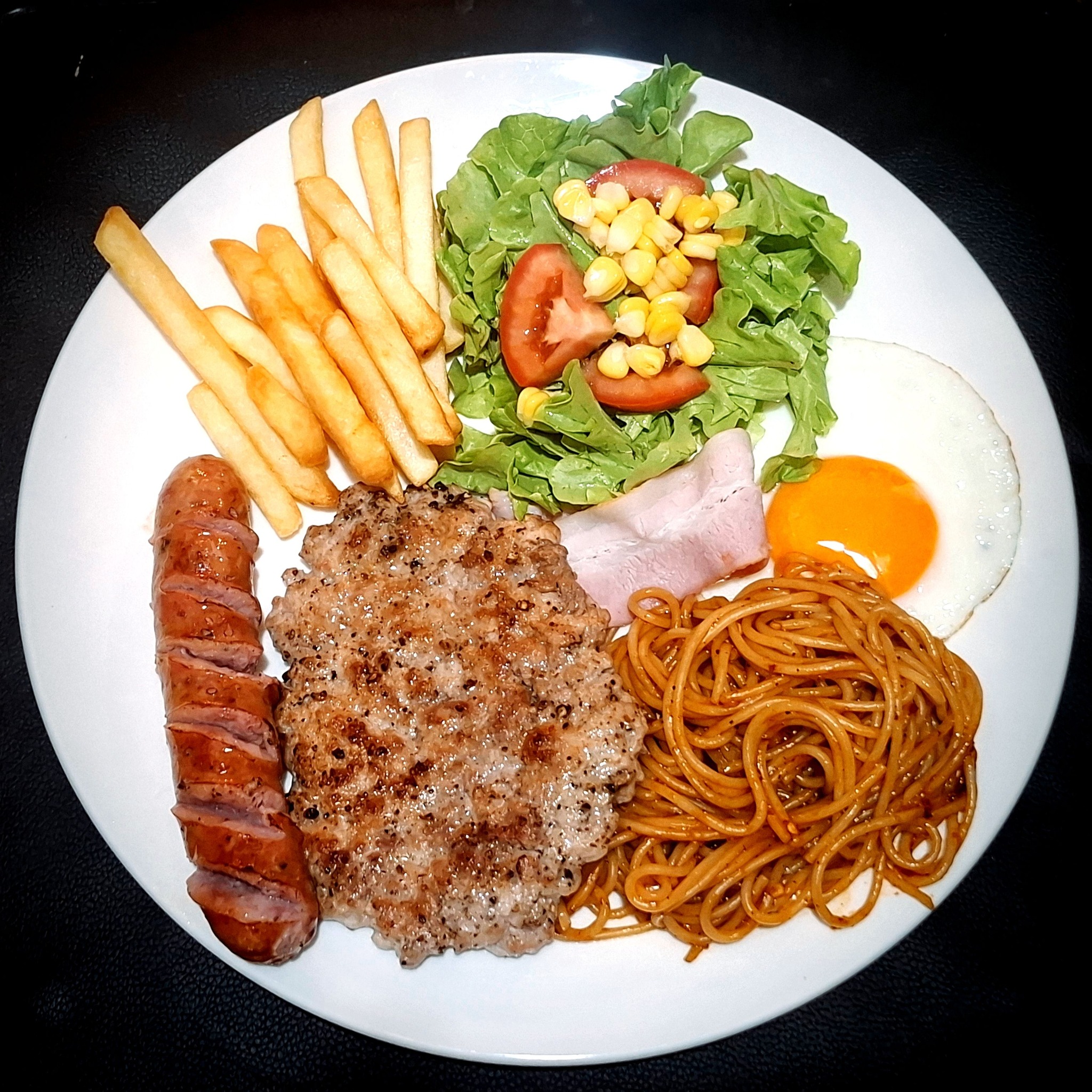 สเต็กข้อสอบ Facebook ad: สเต็กหมูบดสลัดเฟรนฟรายด์ไข่ดาวเบค่อนสปาสไปซี่ไส้กรอกเยอรมัน…