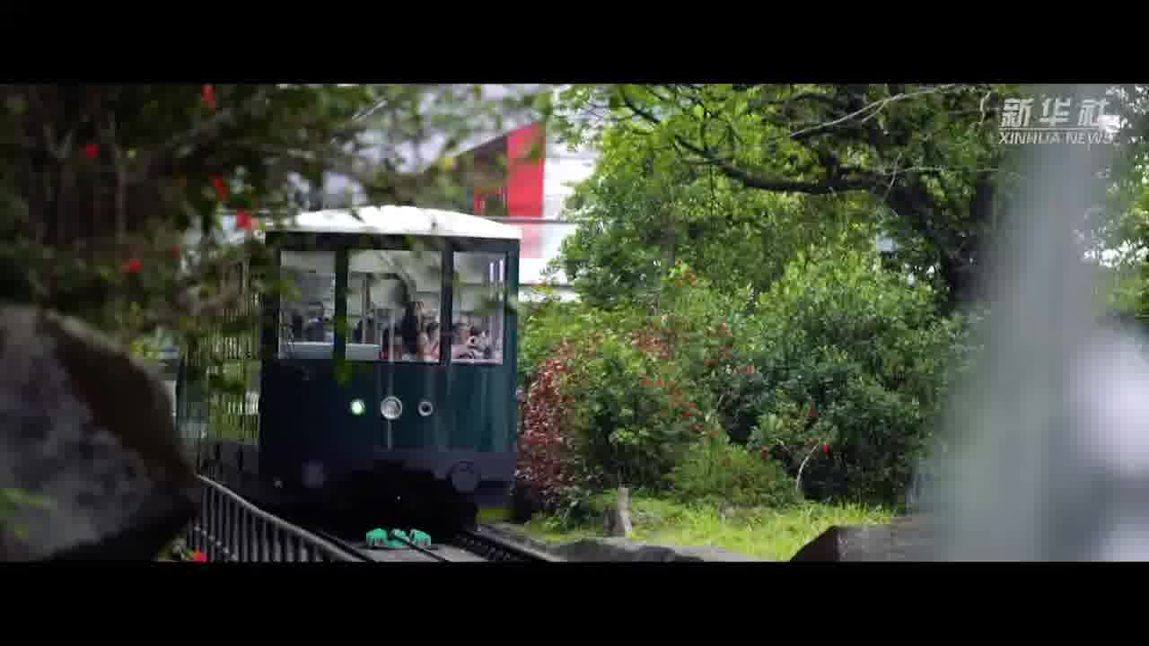 新華香港 Facebook ad: Discover Hong Kong: Where Mountains Meet the Sea