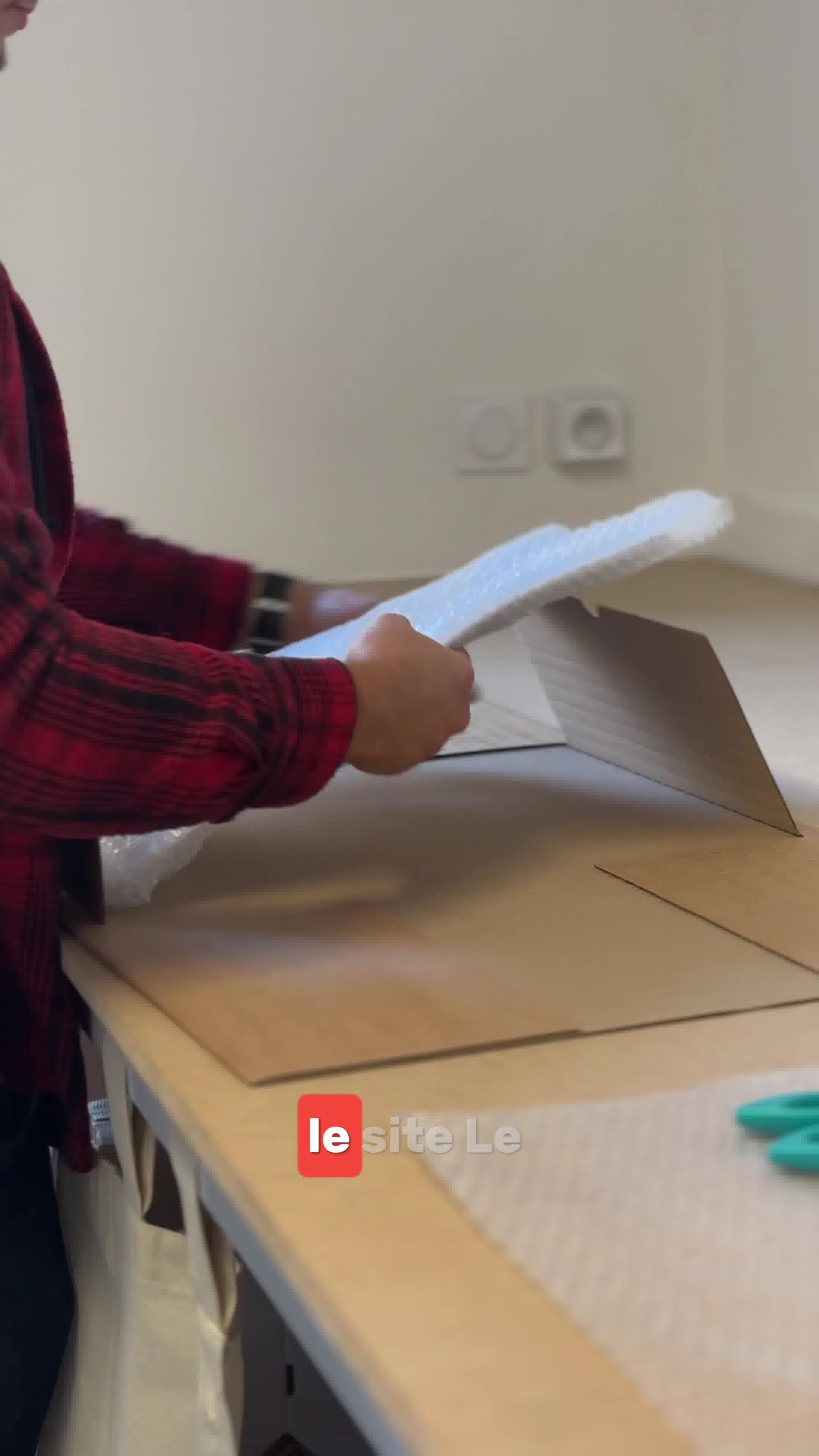 Le Bourlingueur Facebook ad: Affiches Personnalisées