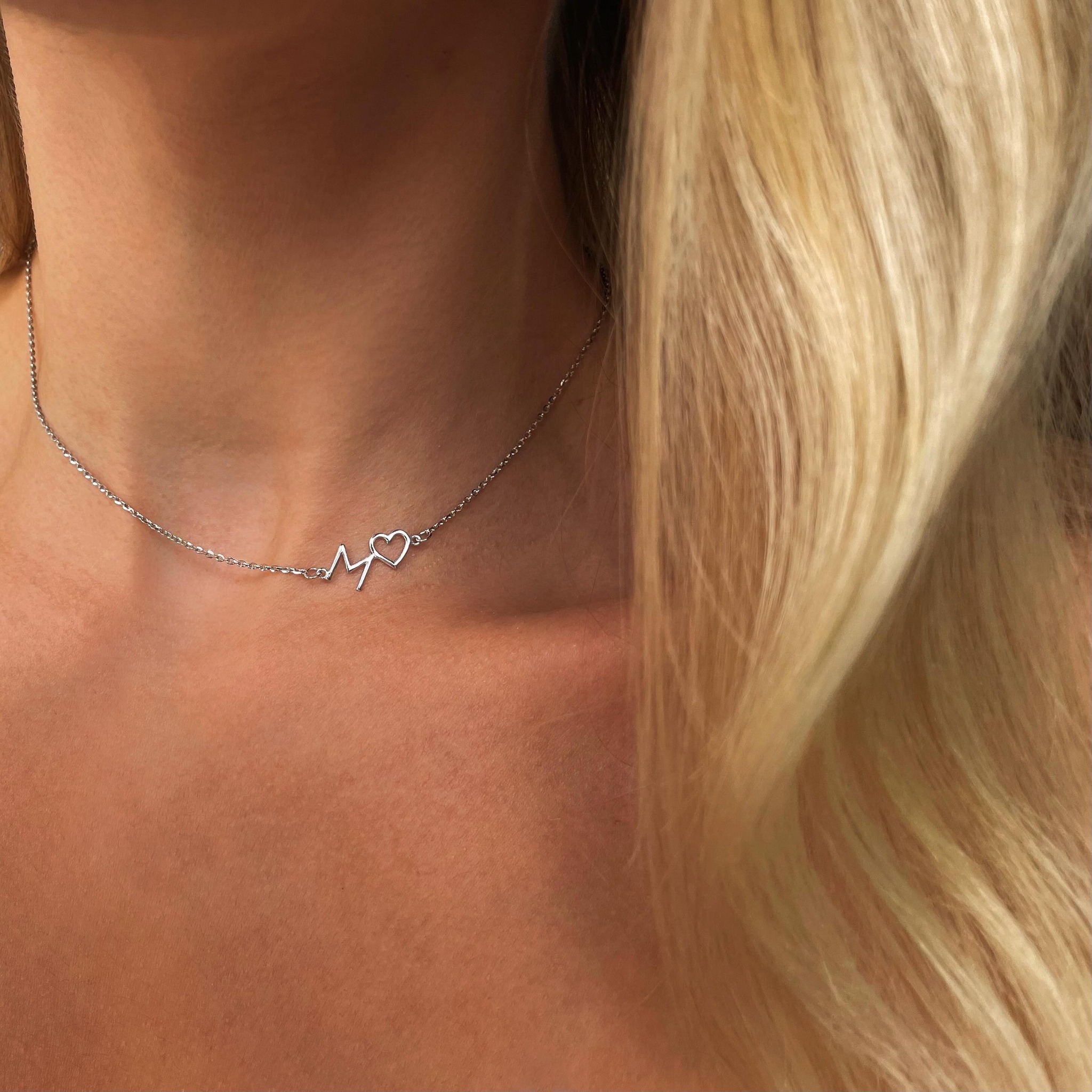 Šperky Sparkly Facebook ad: Láska na první pohled Náhrdelník Caroline ozdobený ručně…