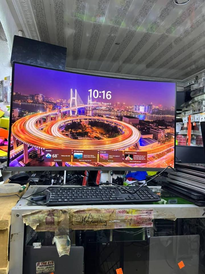 The Eye Informatique Facebook ad: LEVEL UP YOUR DESK GAME Stock de suck…