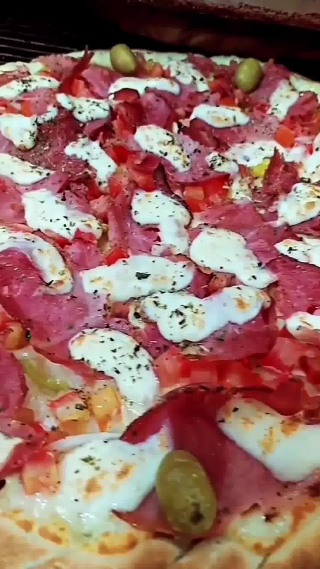 Spazio Pizza Delivery Facebook ad: Peça Las lenhas e saboreie a melhor pizza de Ipatinga.