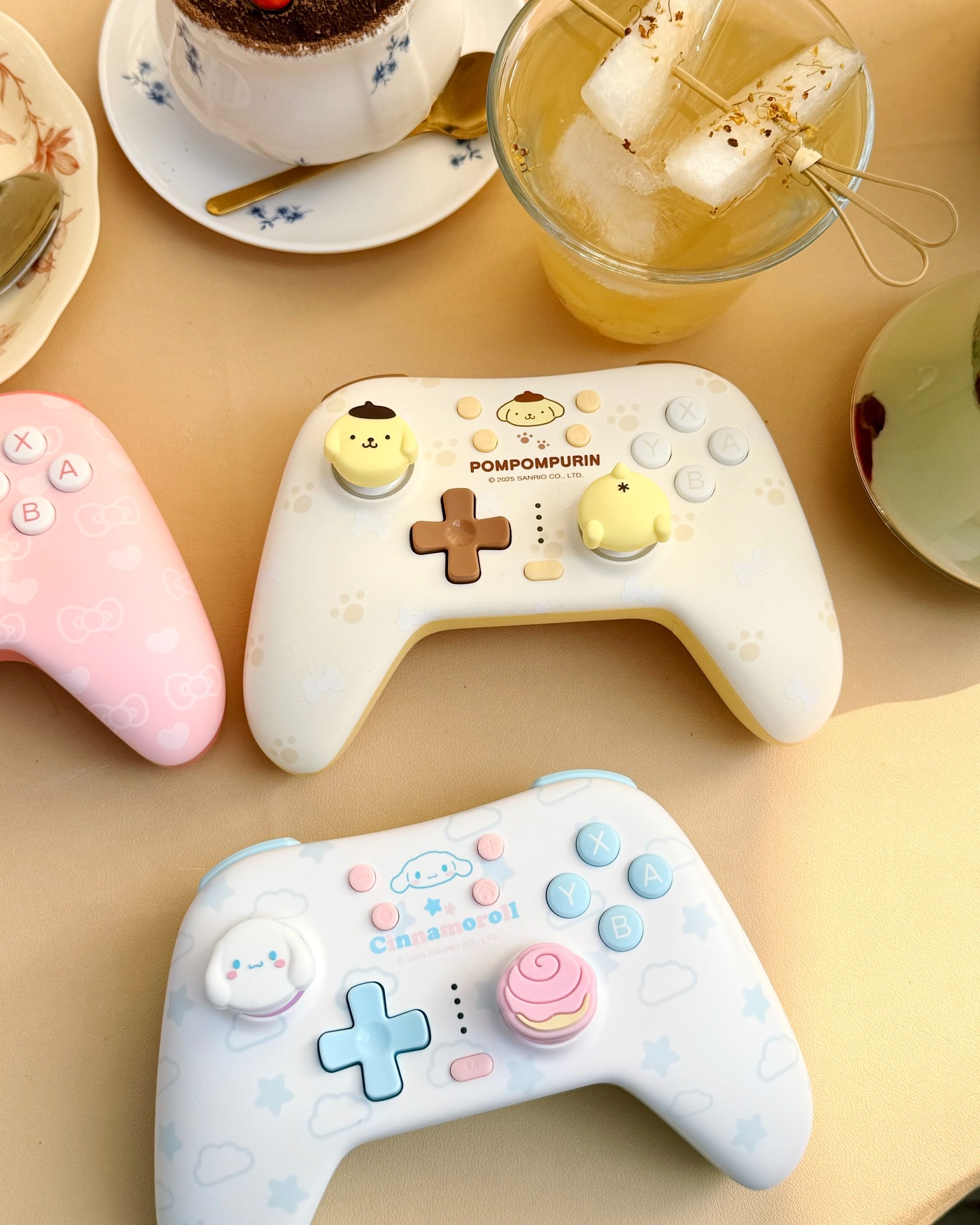 GeekShare Plus Facebook ad: A cute controller makes game time more happier.
