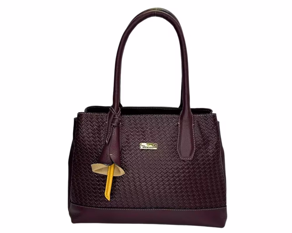 Artencuero Facebook ad: Lirio: un bolso con más espacio del que…
