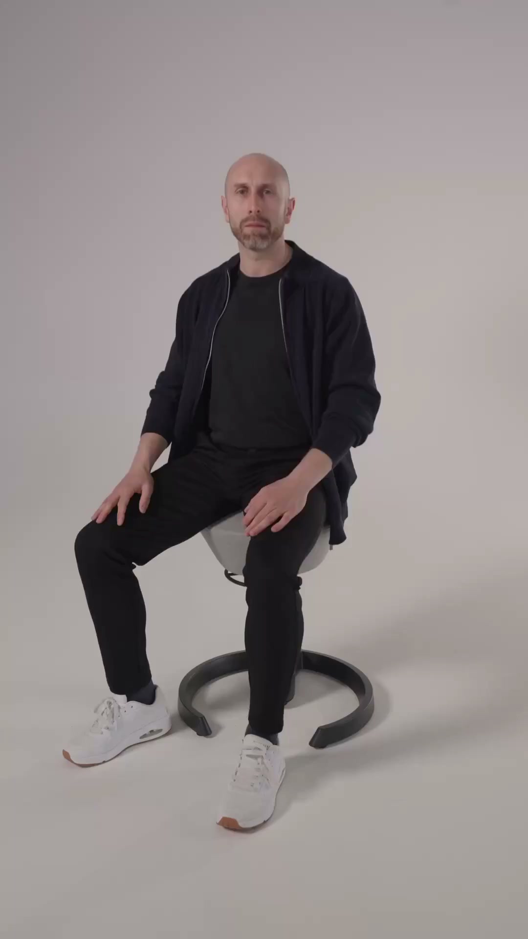 Aeris - Never just sit Facebook ad: Au début, ça m'a paru bizarre… mais aujourd'hui, je ne…