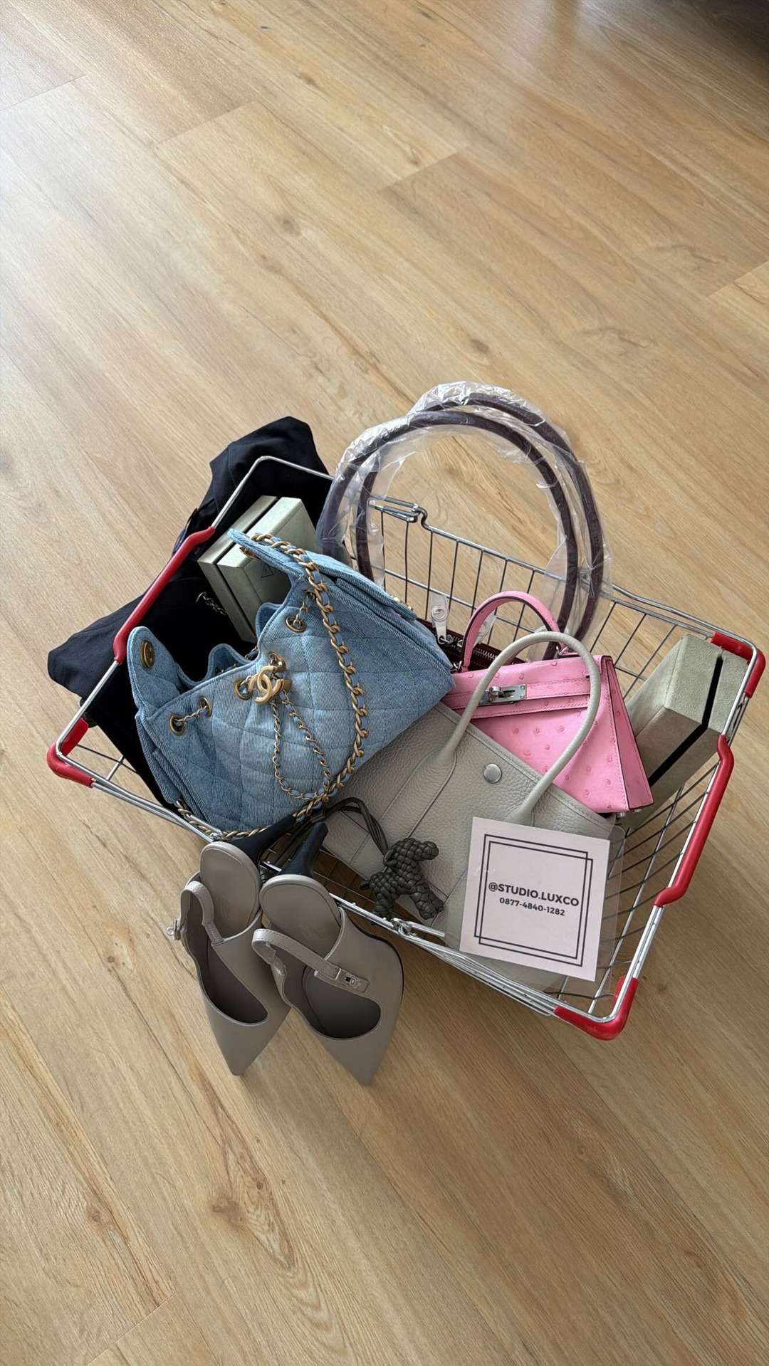 Studio Luxco Facebook ad: Grocery shopping in style with our new lounge…