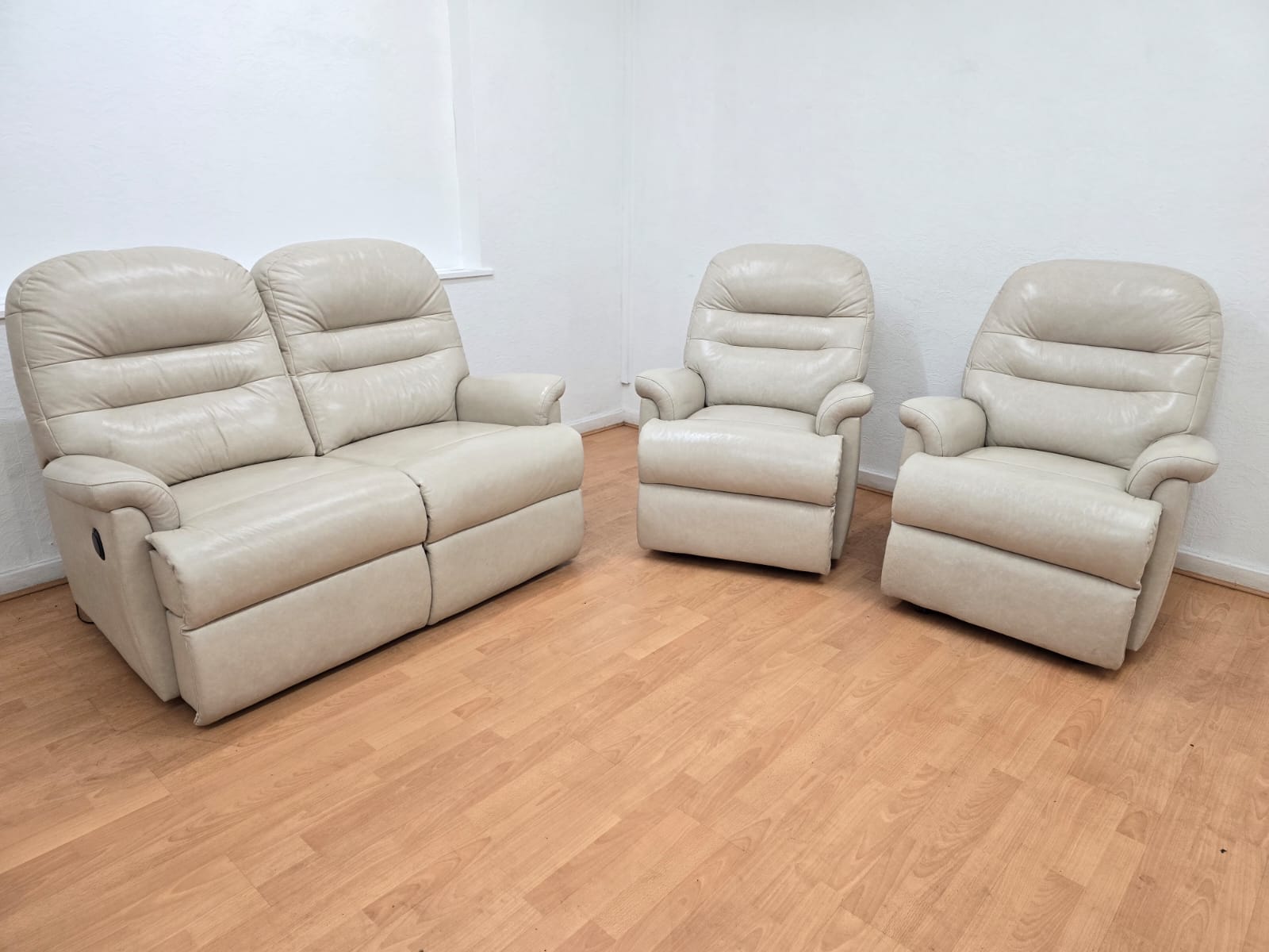 Discount Sofas WM Facebook ad: 200+Quality Branded Sofas with up to 70% off…