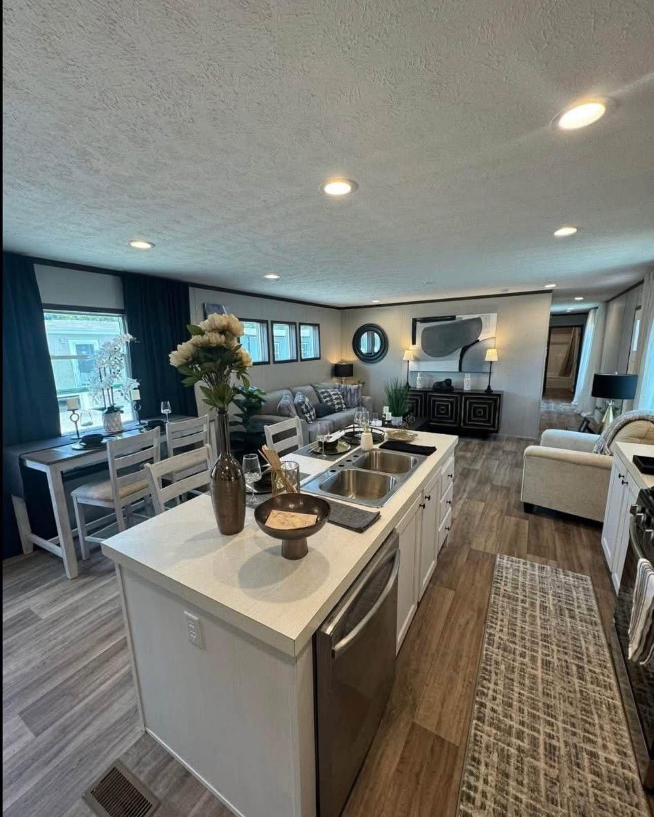 Hunter Carter Facebook ad: 4 Beds 2 Baths House