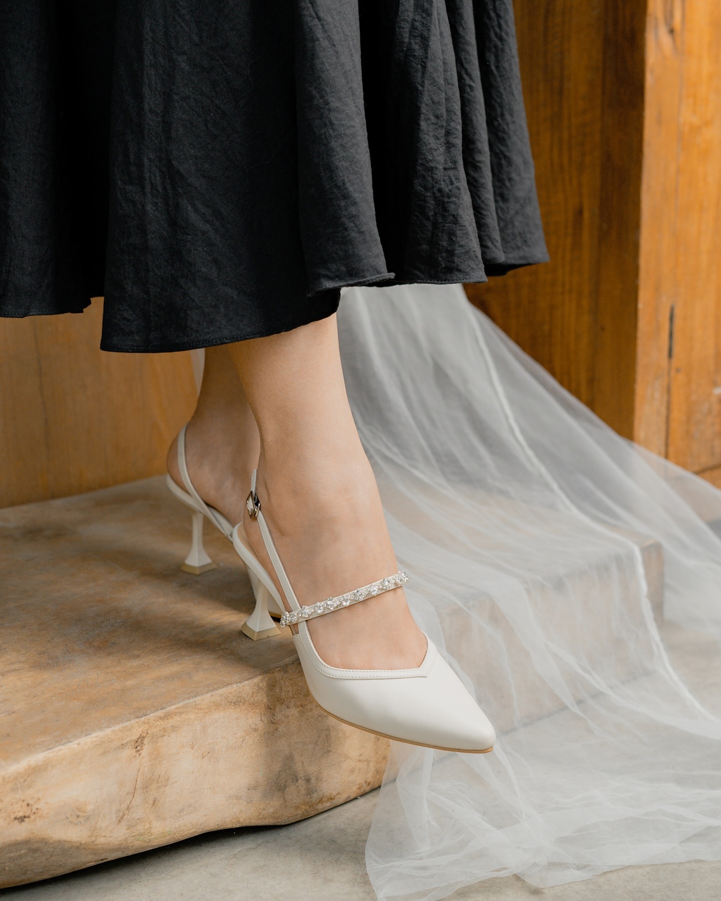éliev Facebook ad: Fall in love with Vallerie, perfect for dressing…