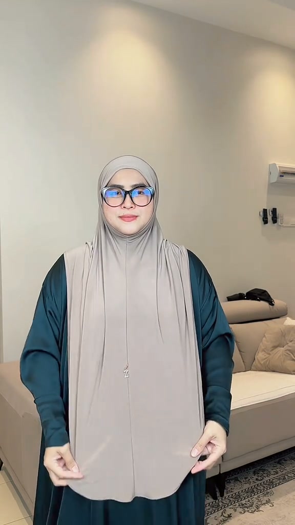 Zihaluv Clothing & Apparel Facebook ad: Tak Payah Gosok, Tak Payah Semat, Sarung Je!