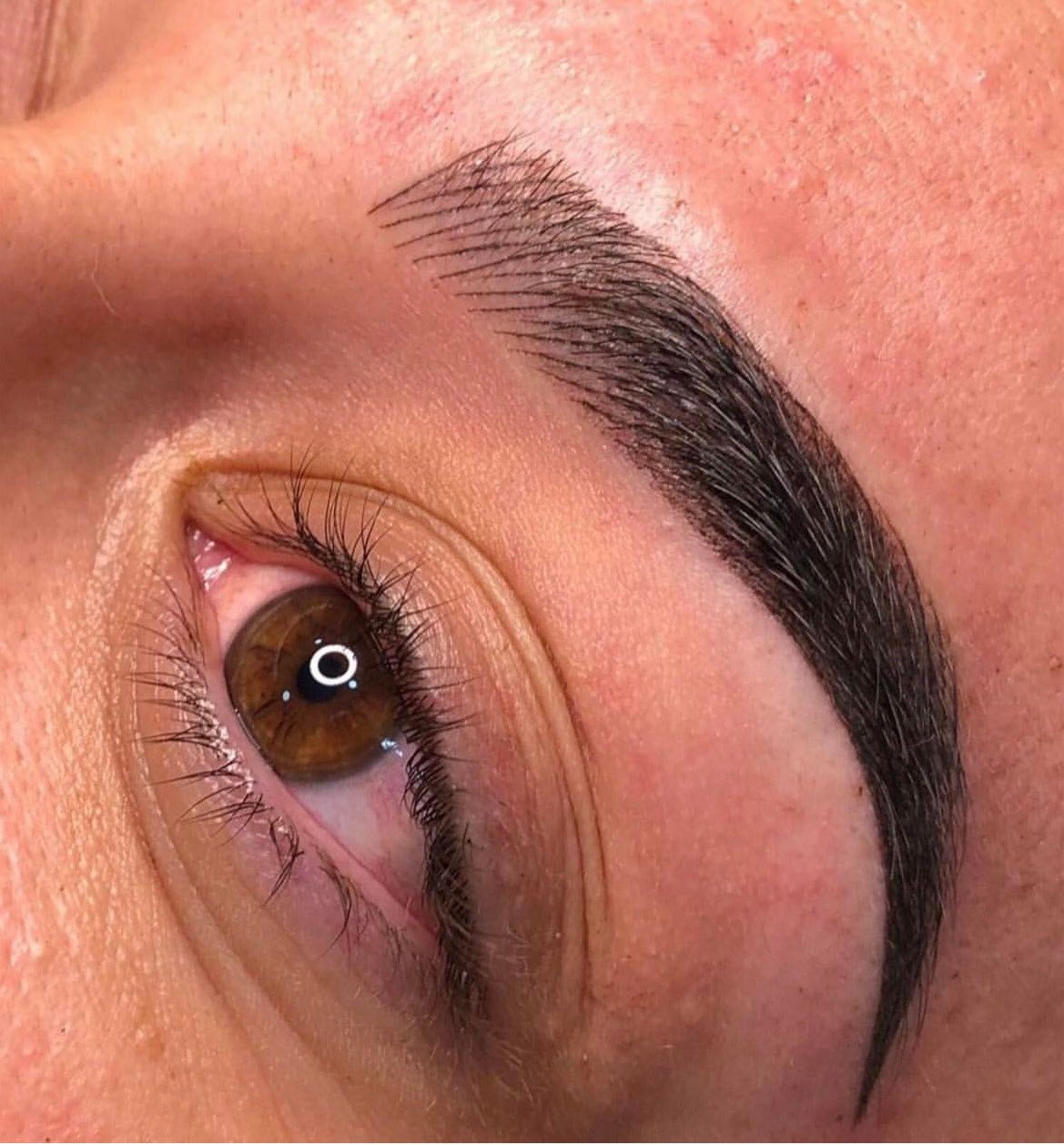 Essenza Facebook ad: ¿Cansada de maquillar tus cejas todos los días?