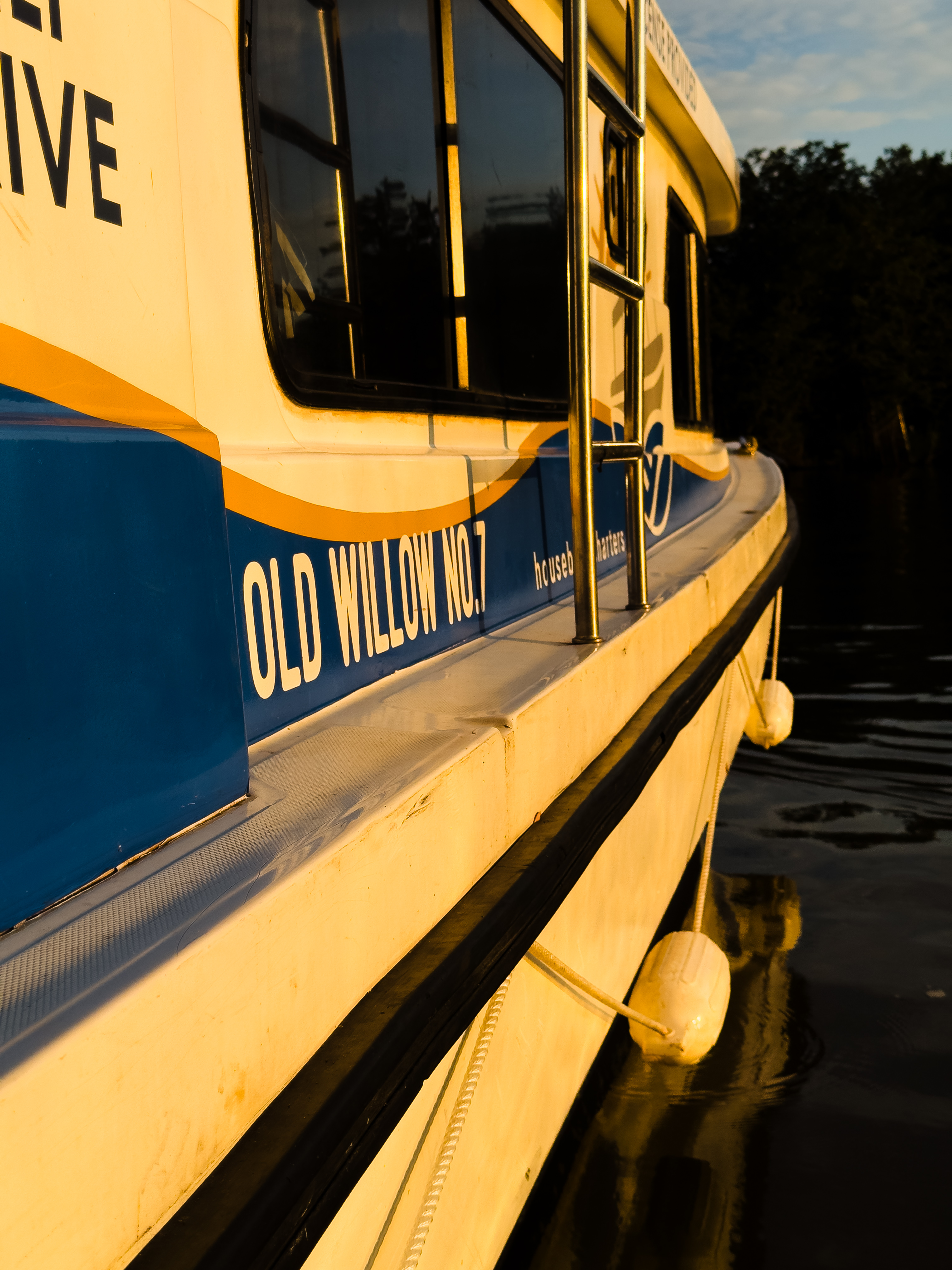 Old Willow No7 Houseboat Charters Facebook ad: 36% Discount Special!