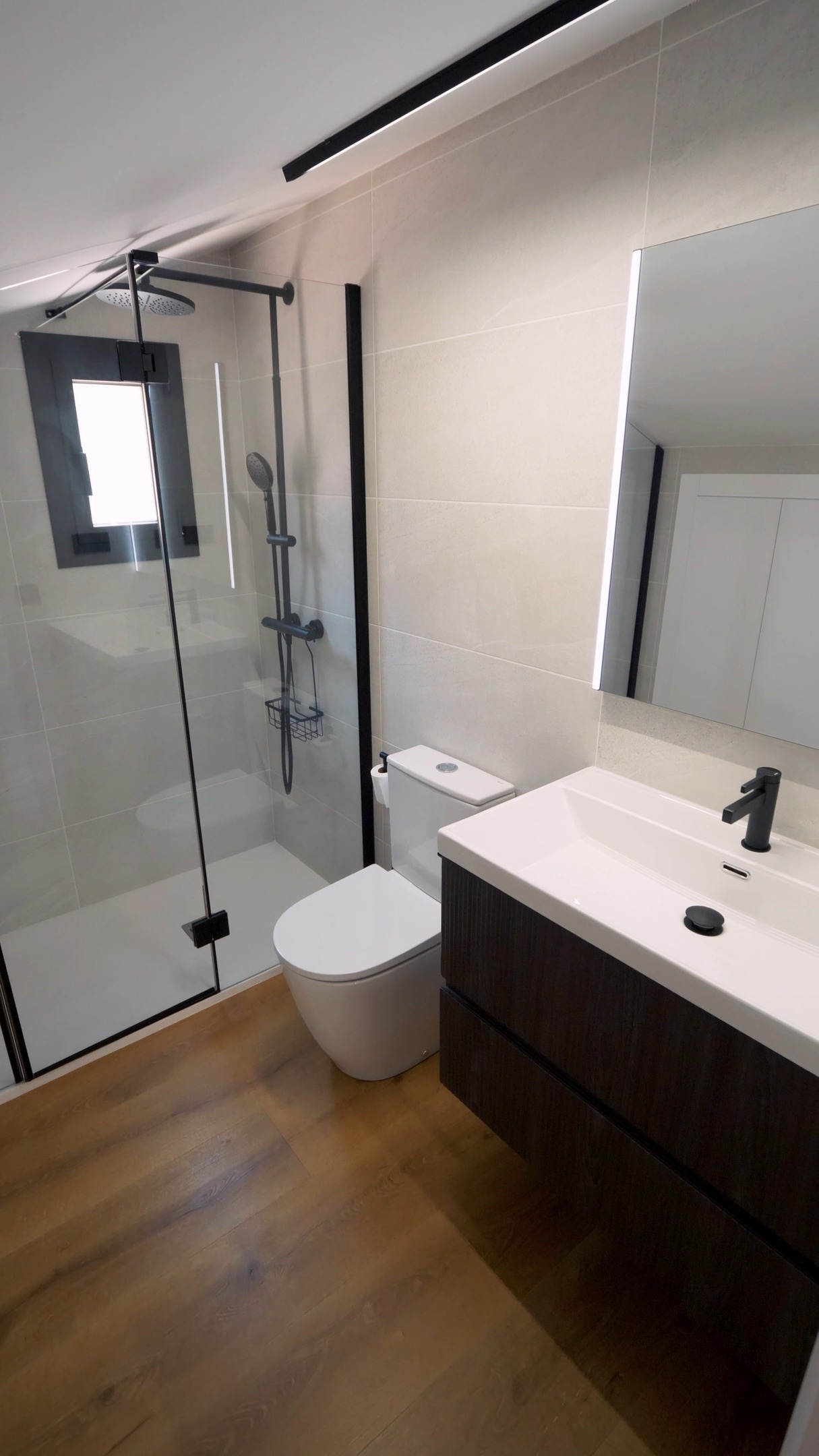 Duchanet - Reformas de Baños Facebook ad: Reforma integral de baño en planta superior abuhardillada…