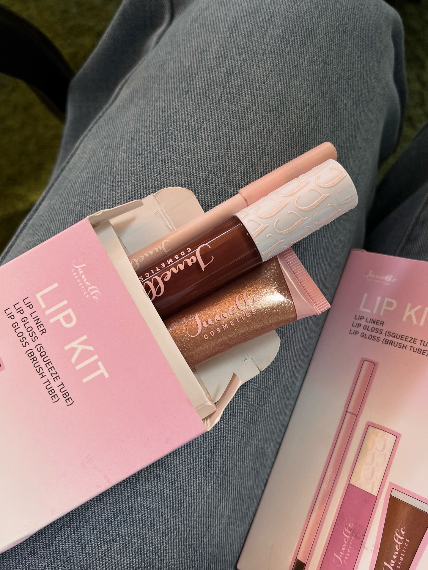 Janelle Facebook ad: One kit, endless lip combos.