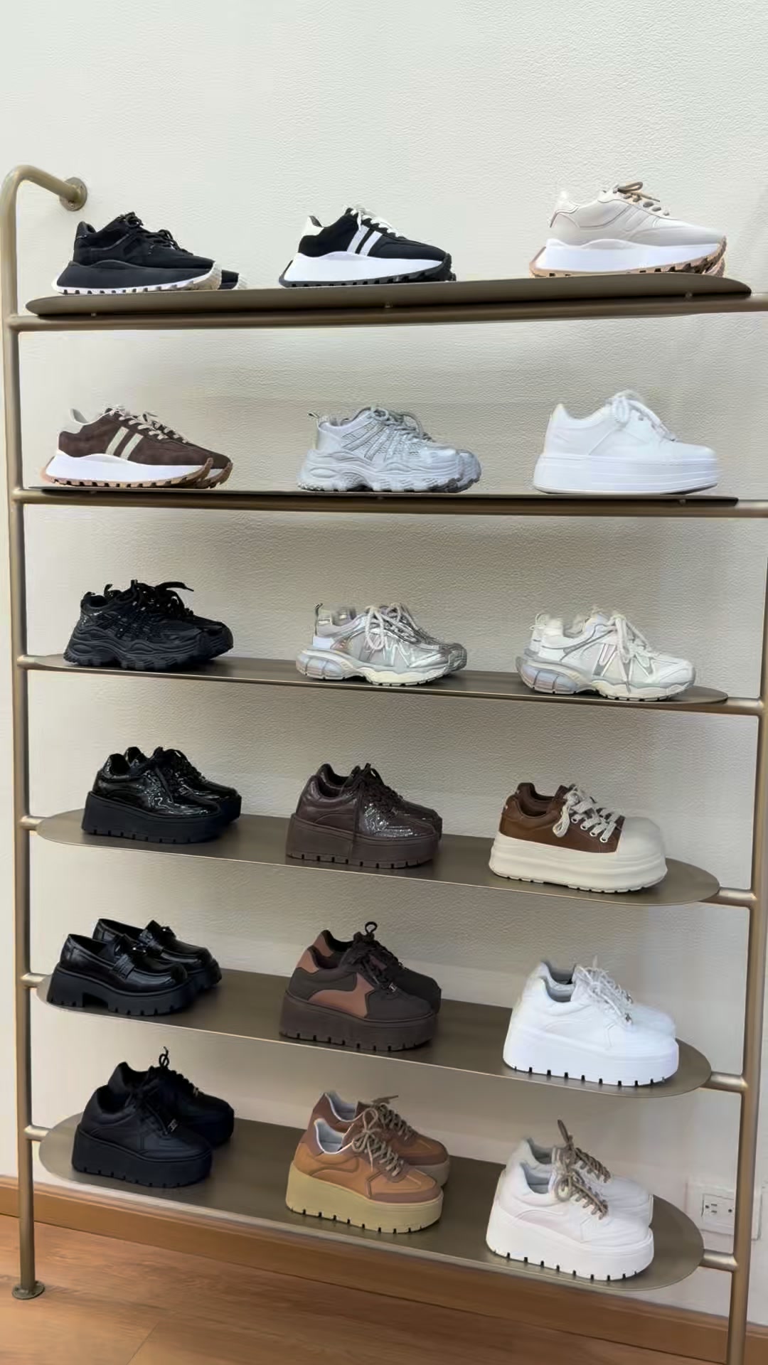 Ateneashoes_bga Facebook ad: Lo nuevo se publica primero en nuestro Instagram.
