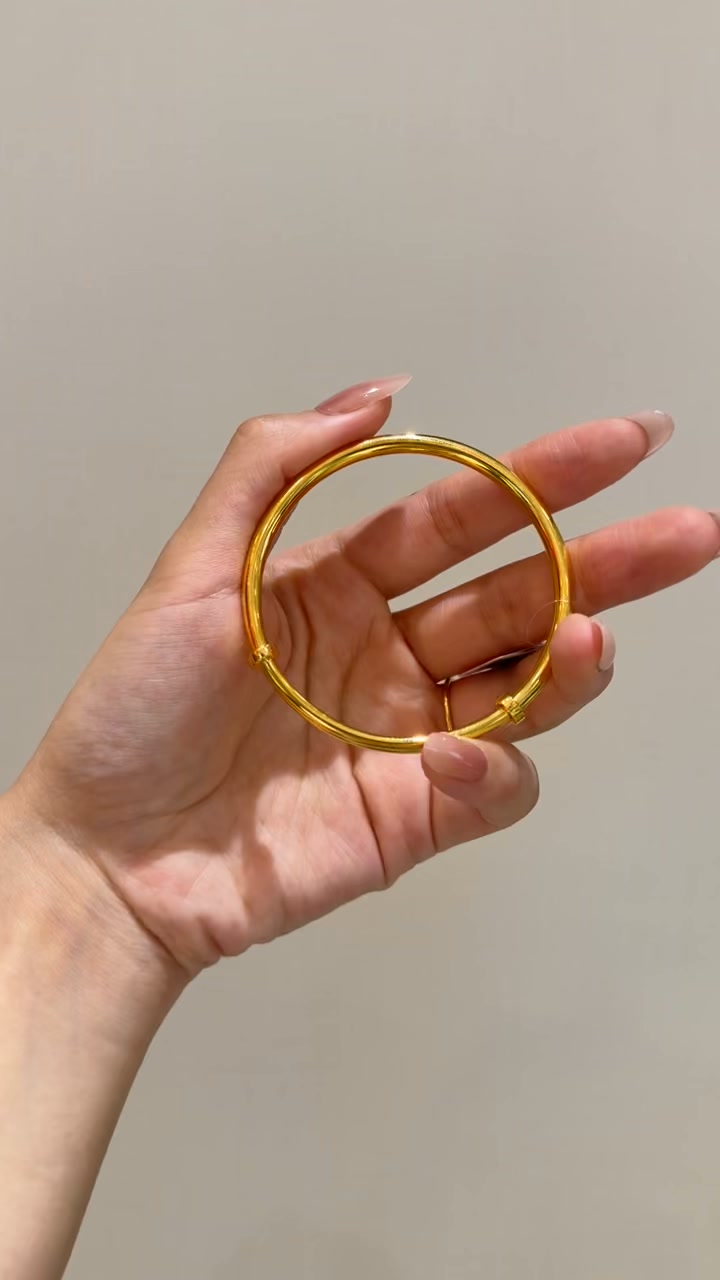 Luxe In Gold & Silver Facebook ad: Join our jewelry community and receive a special gift-a…