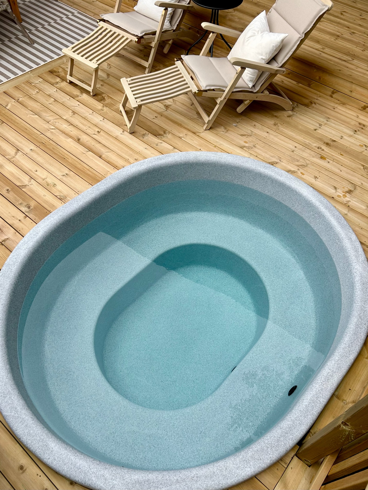 Svenska Badtunnor AB Facebook ad: Elektrisch beheizter Terrassenpool, Luxus & Komfort aus…