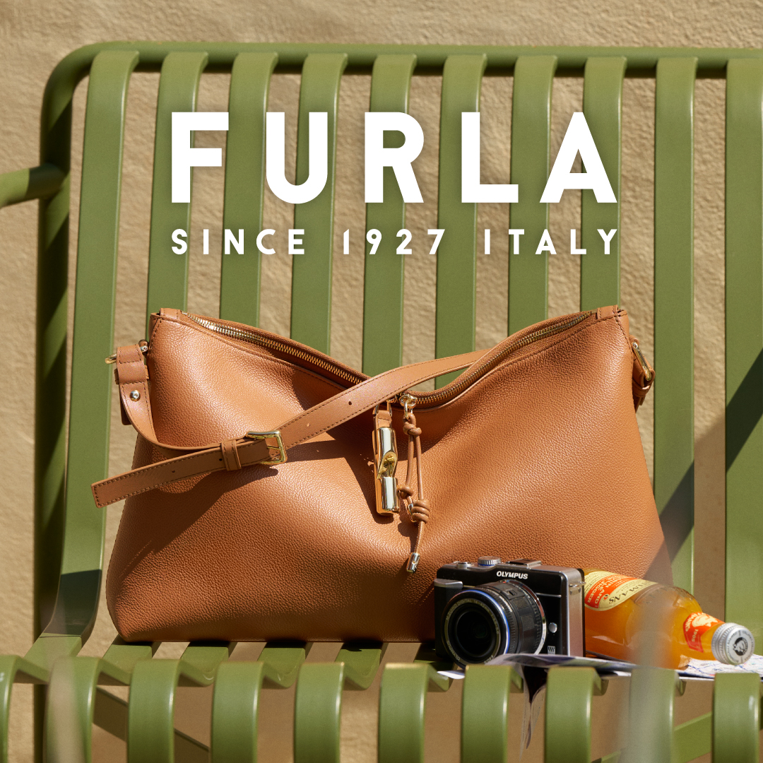 Furla Facebook ad: 柔らかく、くったりとしたシェイプの新作「フルラ デビー」。コンパクトながらたっぷり収納できるレクタンギュラーシルエット…